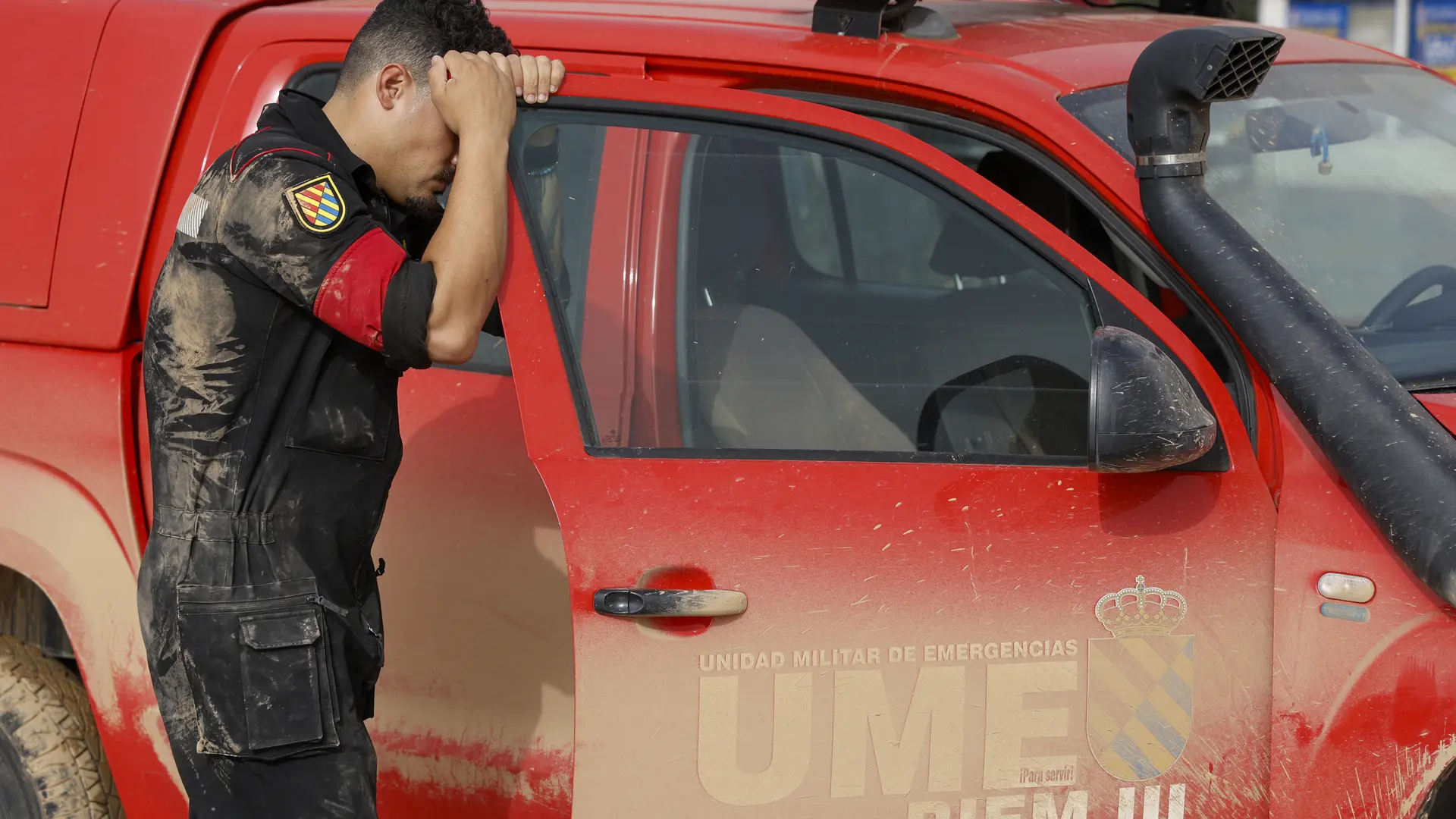 Cadenas humanas y rescates a contrareloj por la DANA en plena carretera y de madaruda