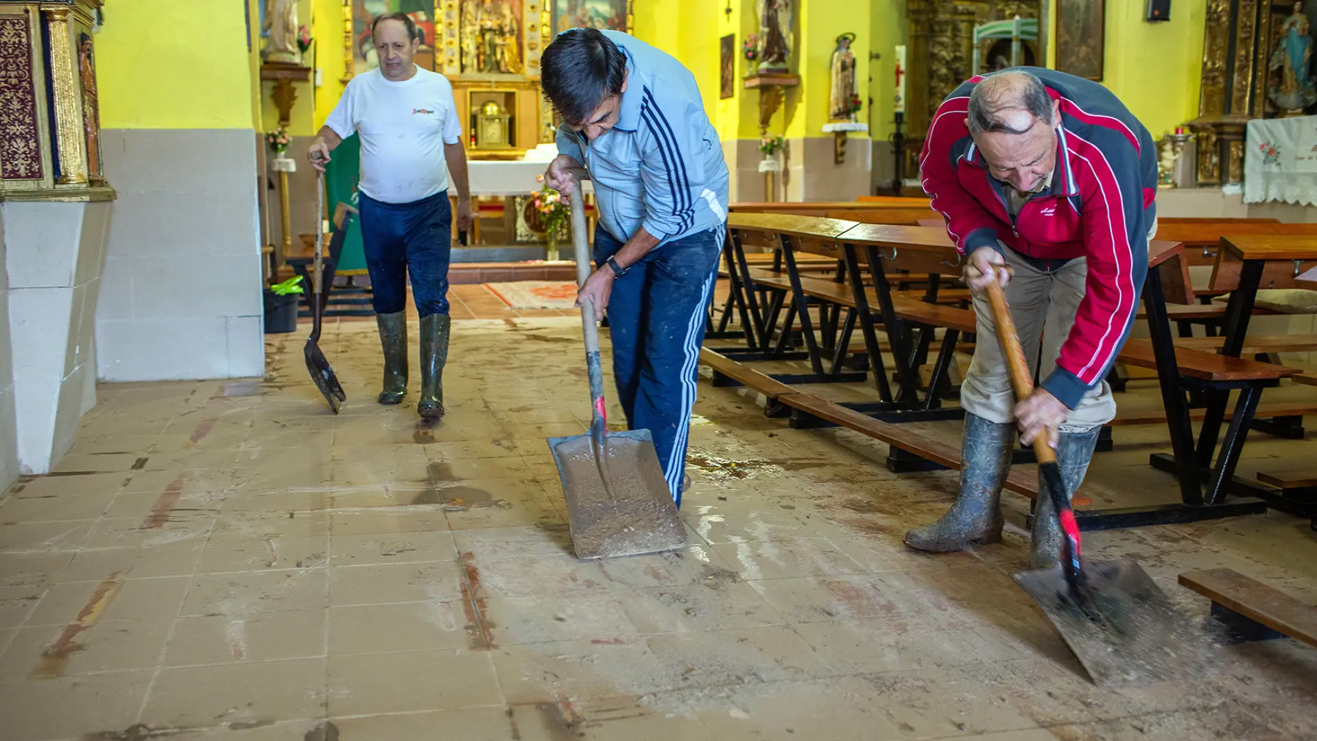 Limpieza y quejas en los pueblos afectados por las crecidas del Piedra y el Mesa