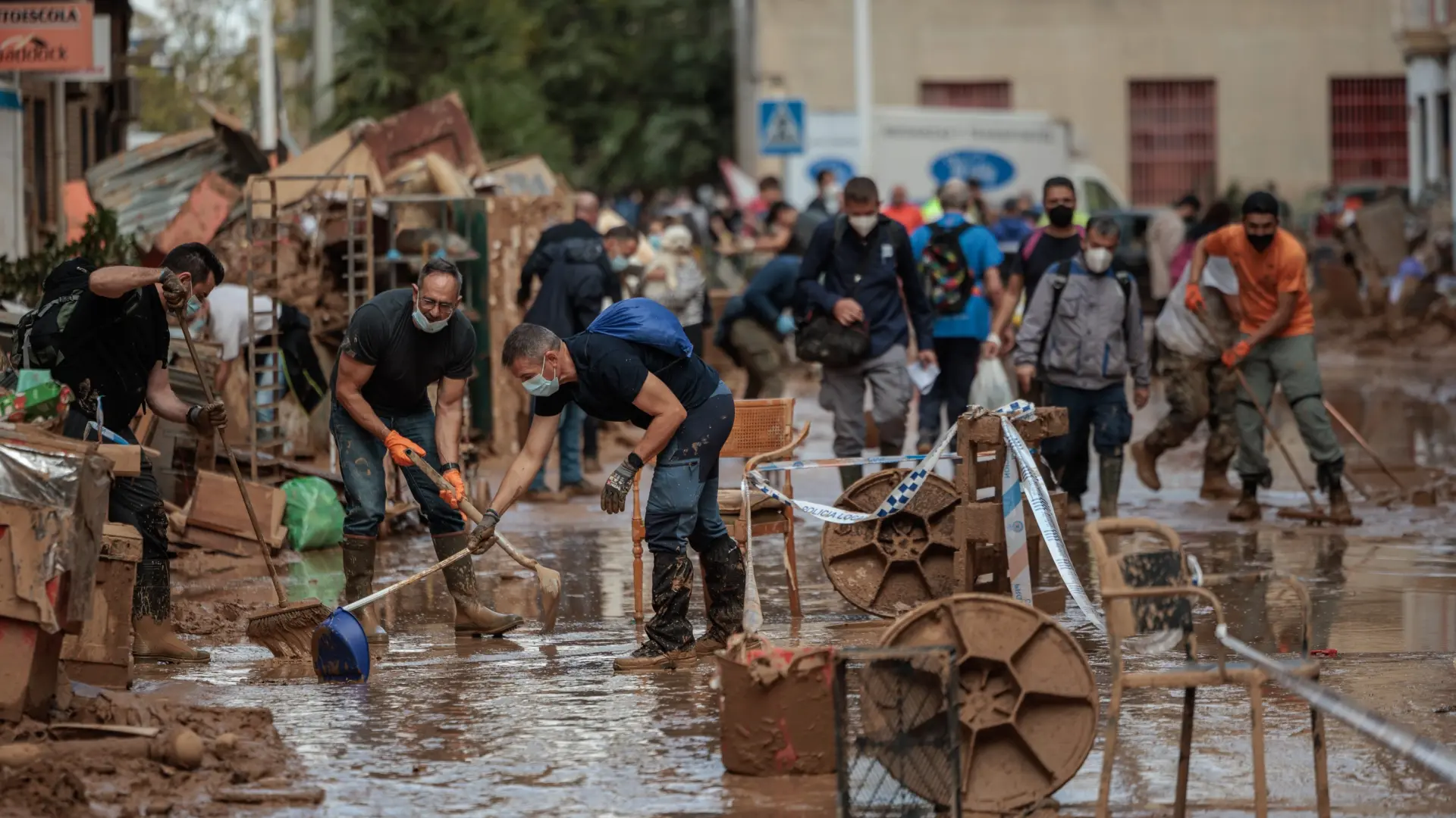 Las tormentas no cesan y España contiene el aliento al seguir la busqueda de desaparecidos