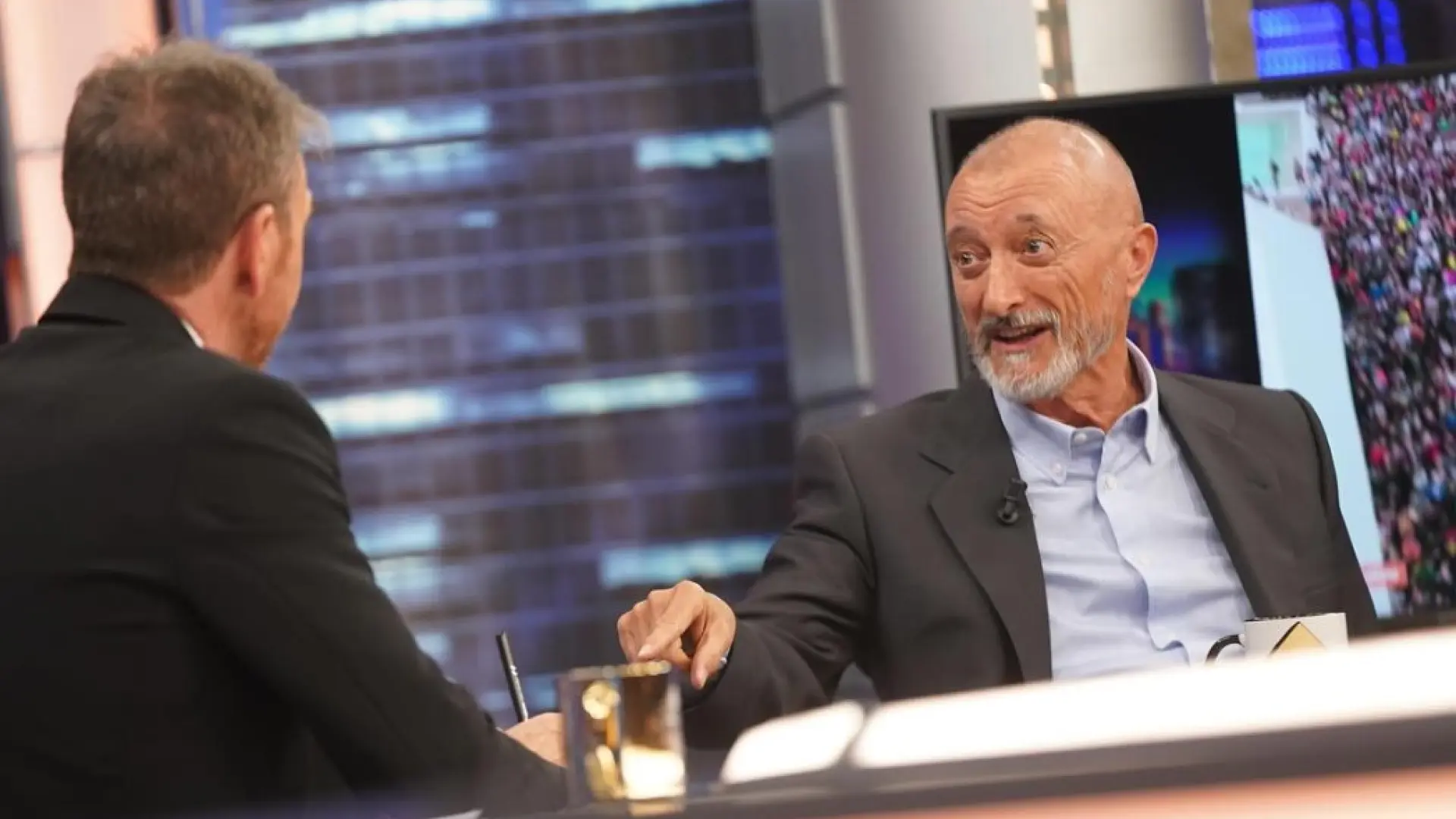 La visita de Pérez Reverte a 'El hormiguero' amarga el regreso de 'La  Revuelta'