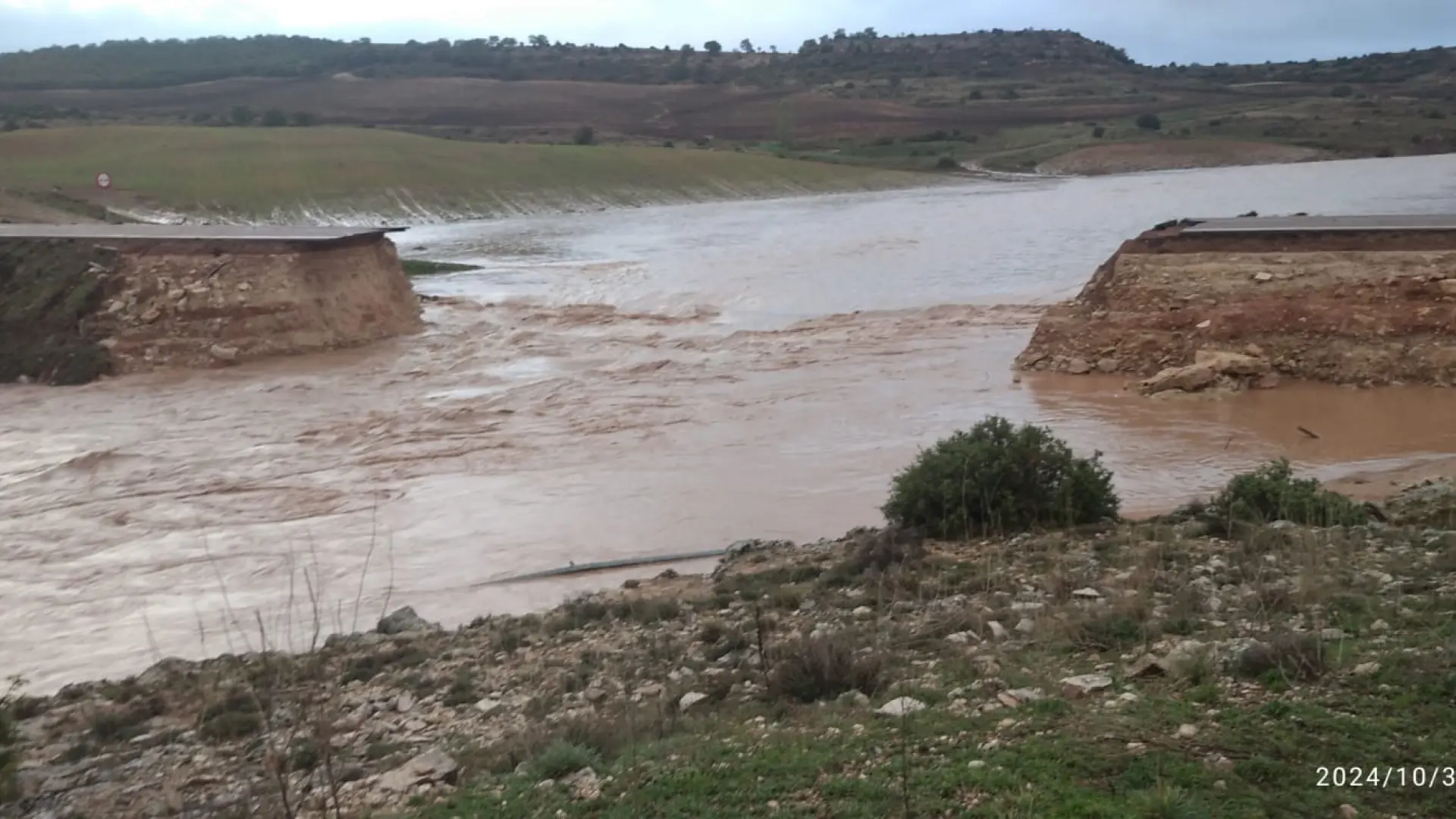 El reventón de una carretera en Guadalajara created a wave of 6 meters in Las Hoces del Piedra.