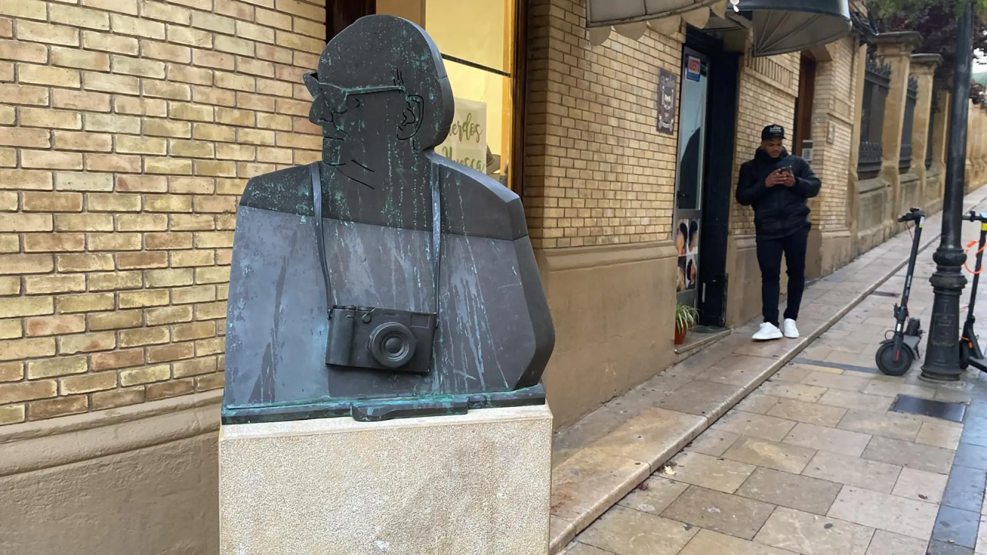 The third vandal attack in less than a year on Carlos Saura's statue in Huesca