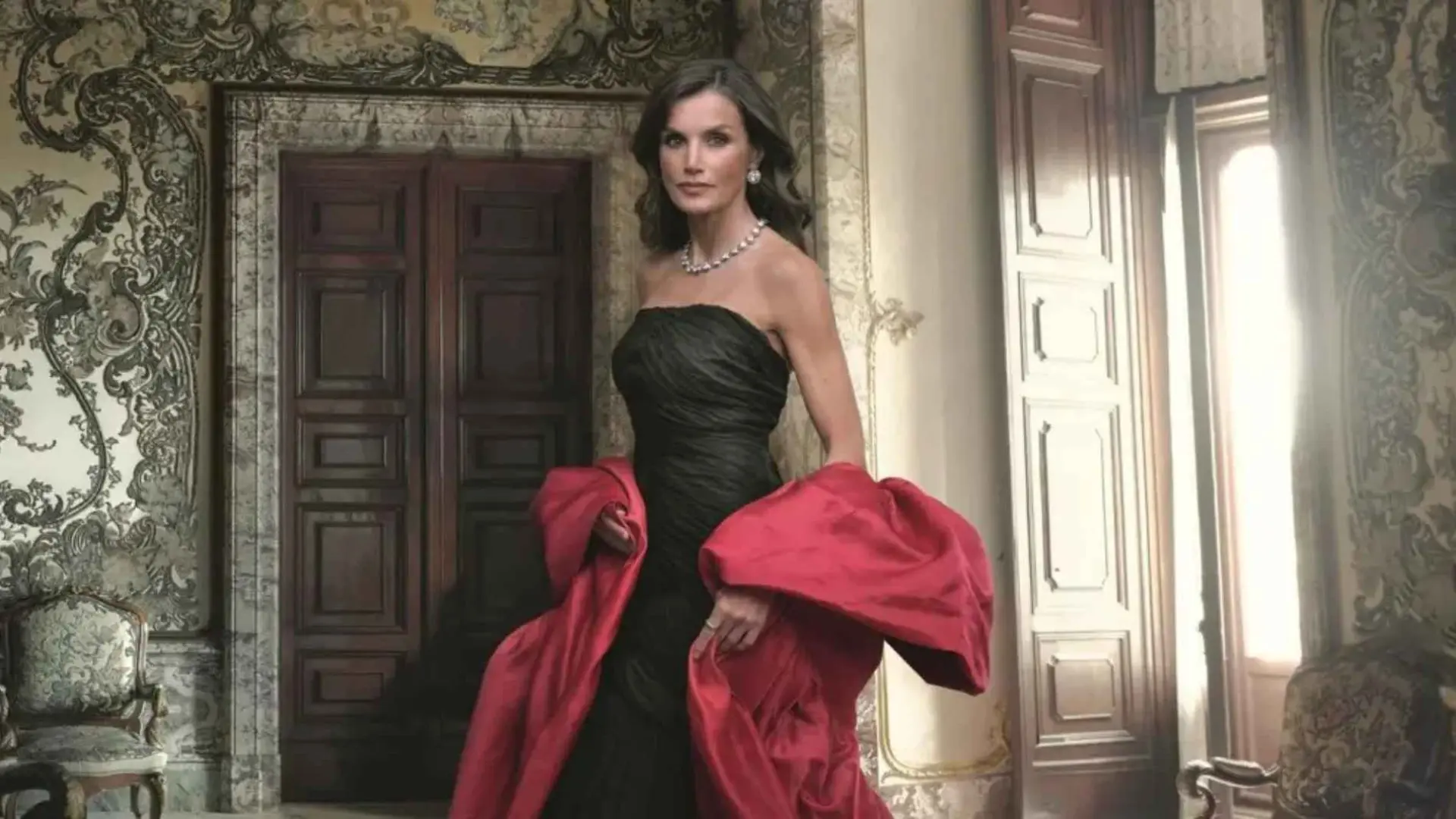 Así es el vestido que lleva la reina Letizia en el retrato de Annie  Leibovitz a los Reyes de España