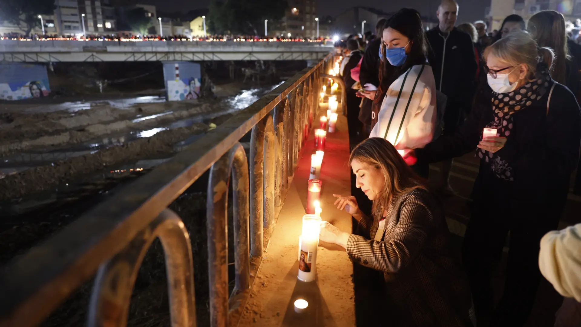 Campanas en Paiporta por las victims de la DANA a la hora en que se bordó el barranco del Poyo, hoy lleno de velas