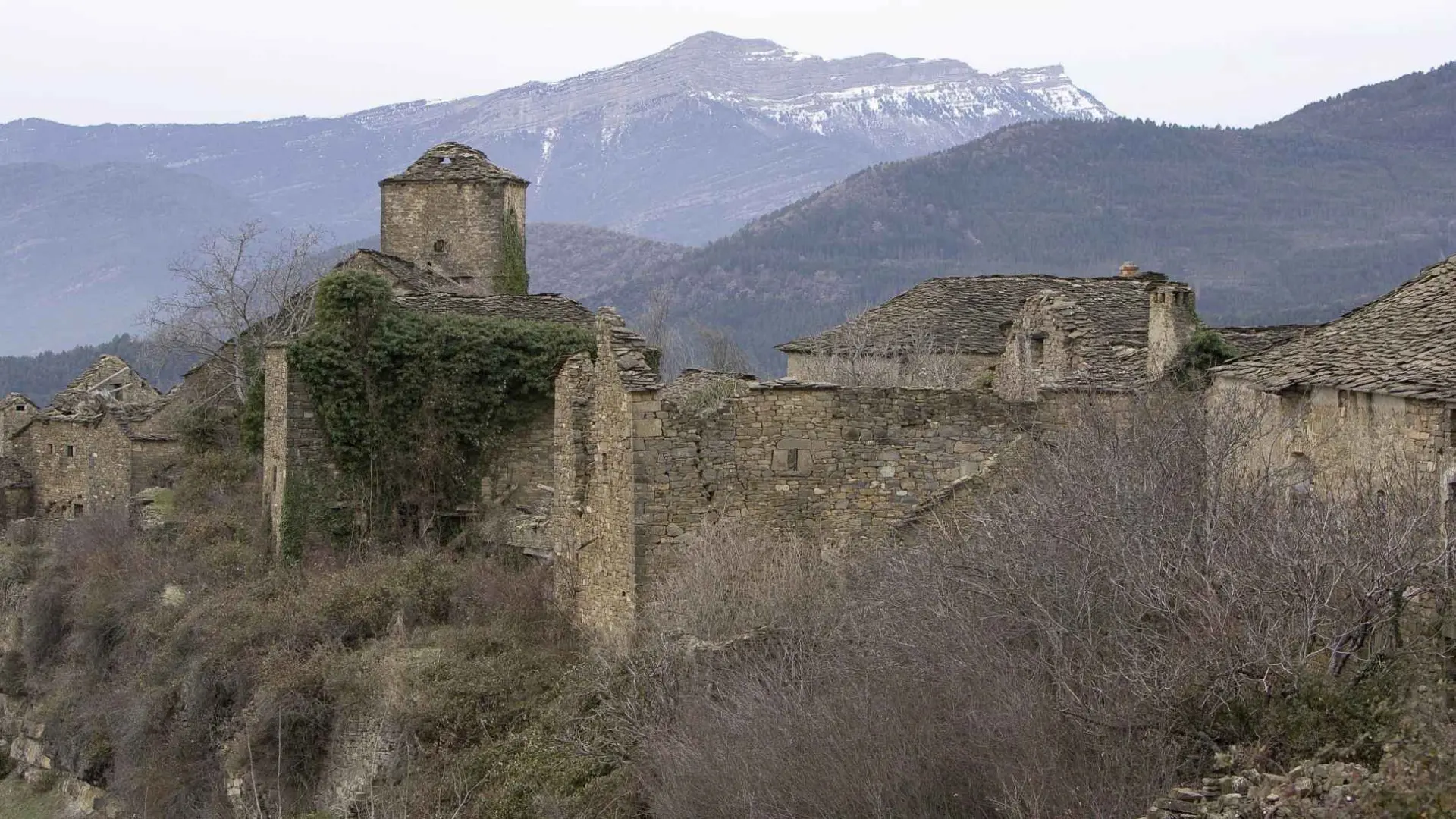 Fotos del pueblo abandonado en un valle de Huesca con bordas, una iglesia y  una única calle | Imágenes