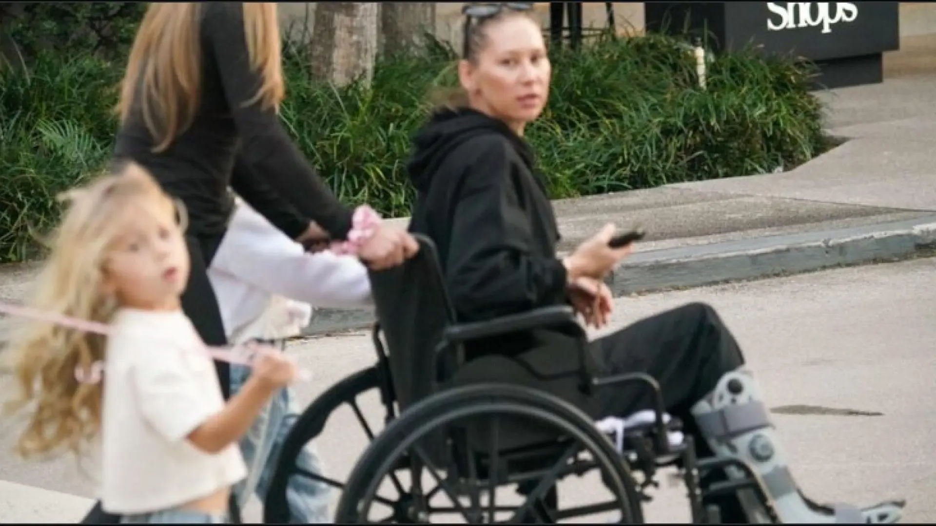 Anna Kournikova reaparece en silla de ruedas tras dos años sin dejarse