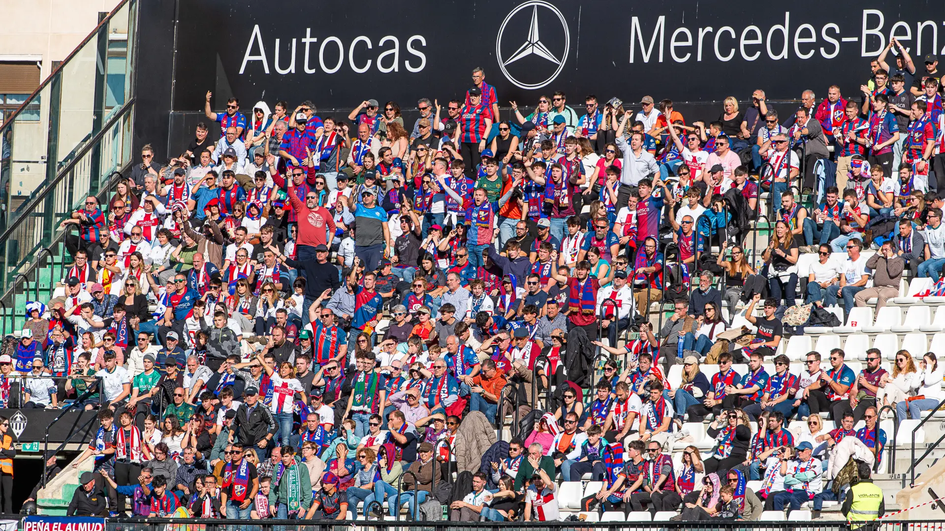 La afición del huesca desplazada a castellón alza la voz: 