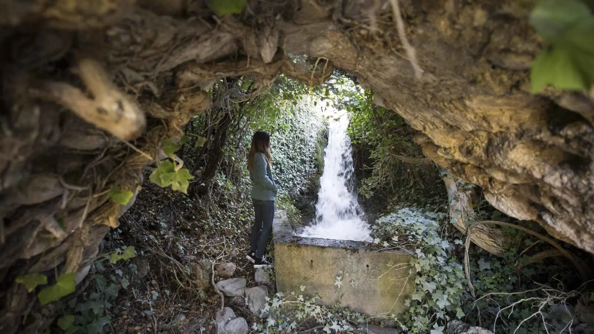 El pintoresco pueblo medieval de zaragoza para viajar al pasado con una cascada escondida
