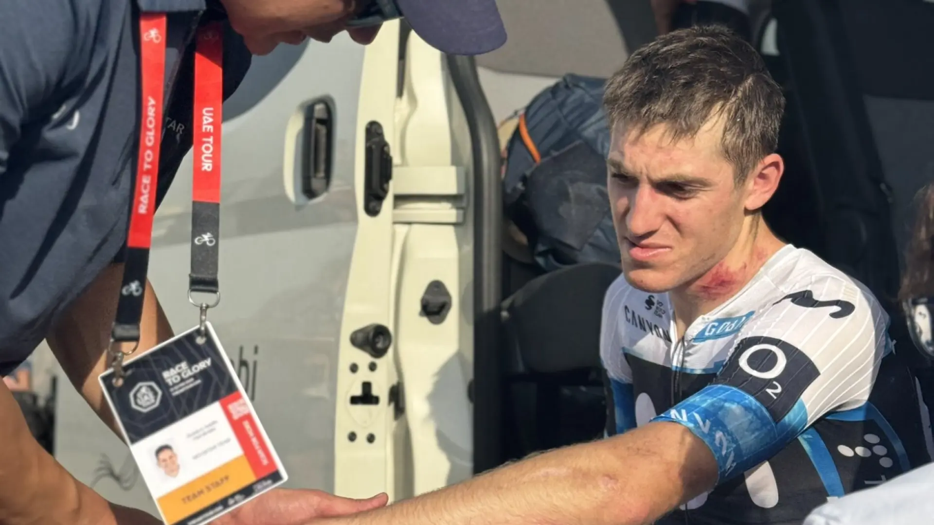 El ciclista aragonés pablo castrillo sufre una caída y pierde un minuto en el uae tour