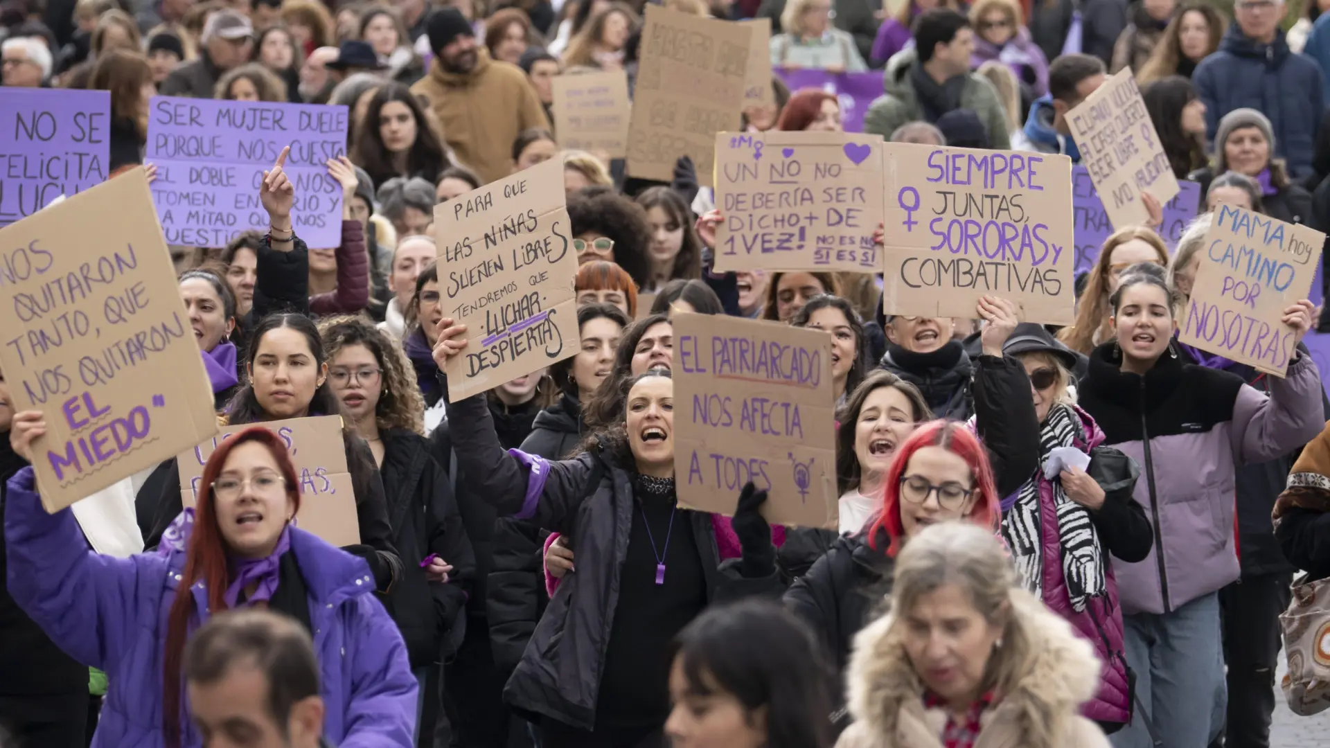 Una manifestación por los derechos de la mujer recorre teruel al grito de ‘ni un paso atrás’
