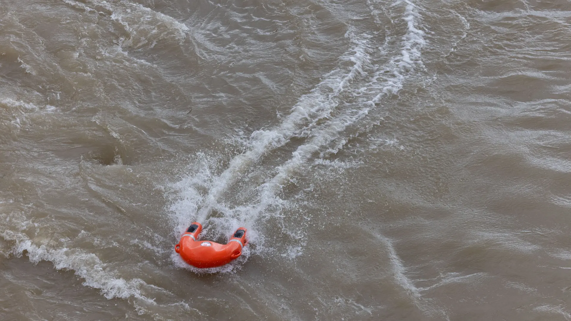 Los bomberos de zaragoza prueban un dron acuático de rescate en el río ebro