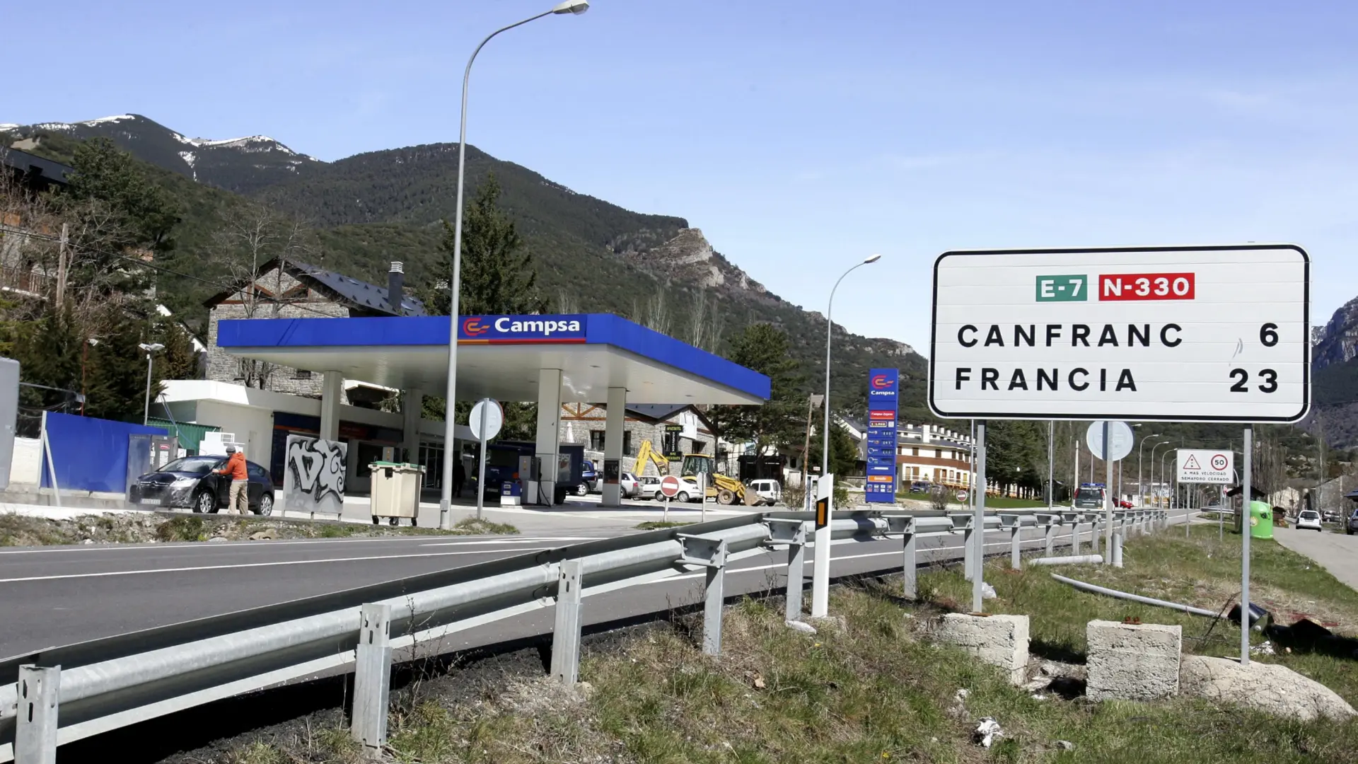La guardia civil investiga dos disparos en la gasolinera de villanúa