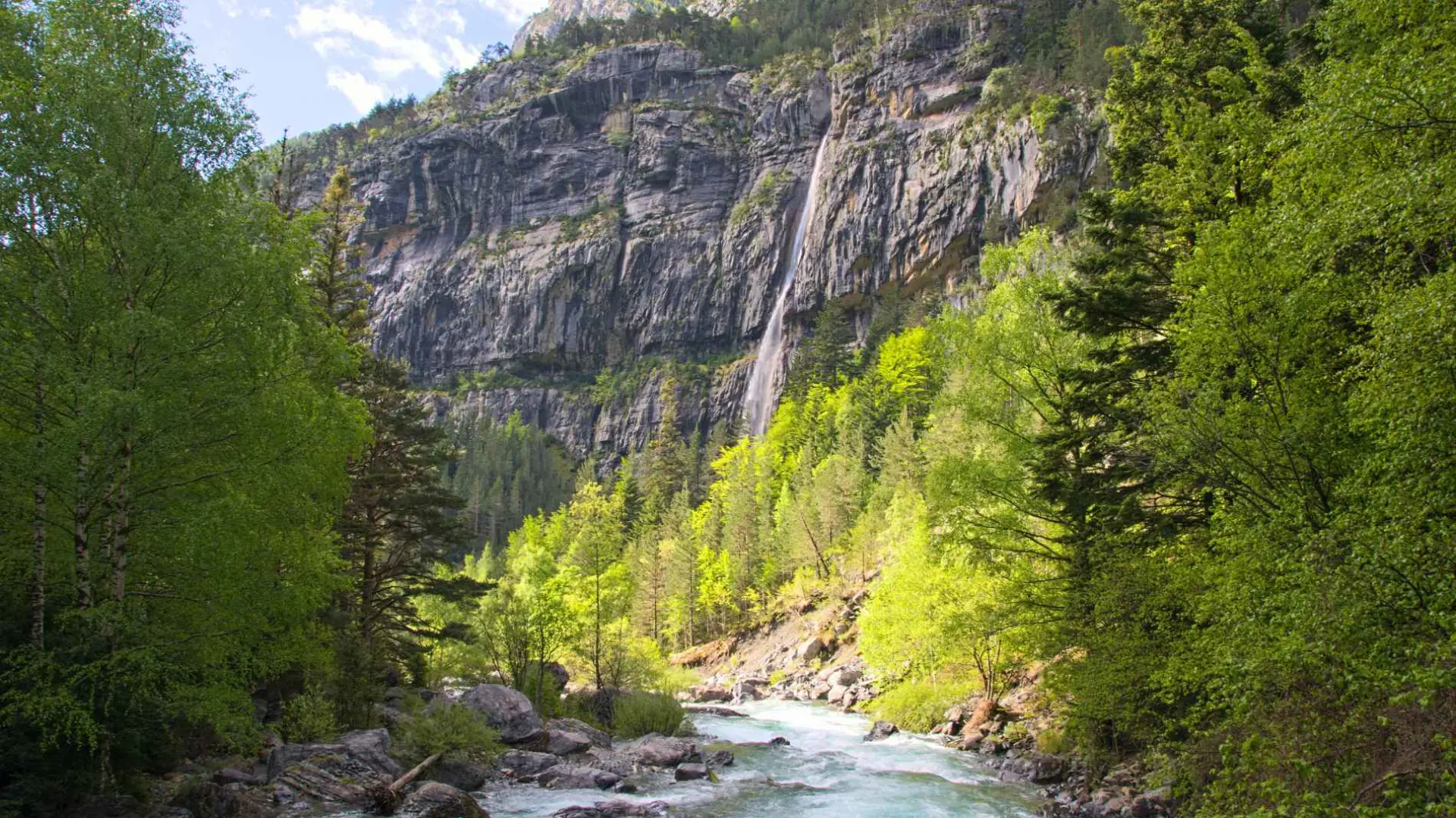 La impresionante cascada que esconde un desconocido valle del pirineo aragonés: 120 metros de caída de agua