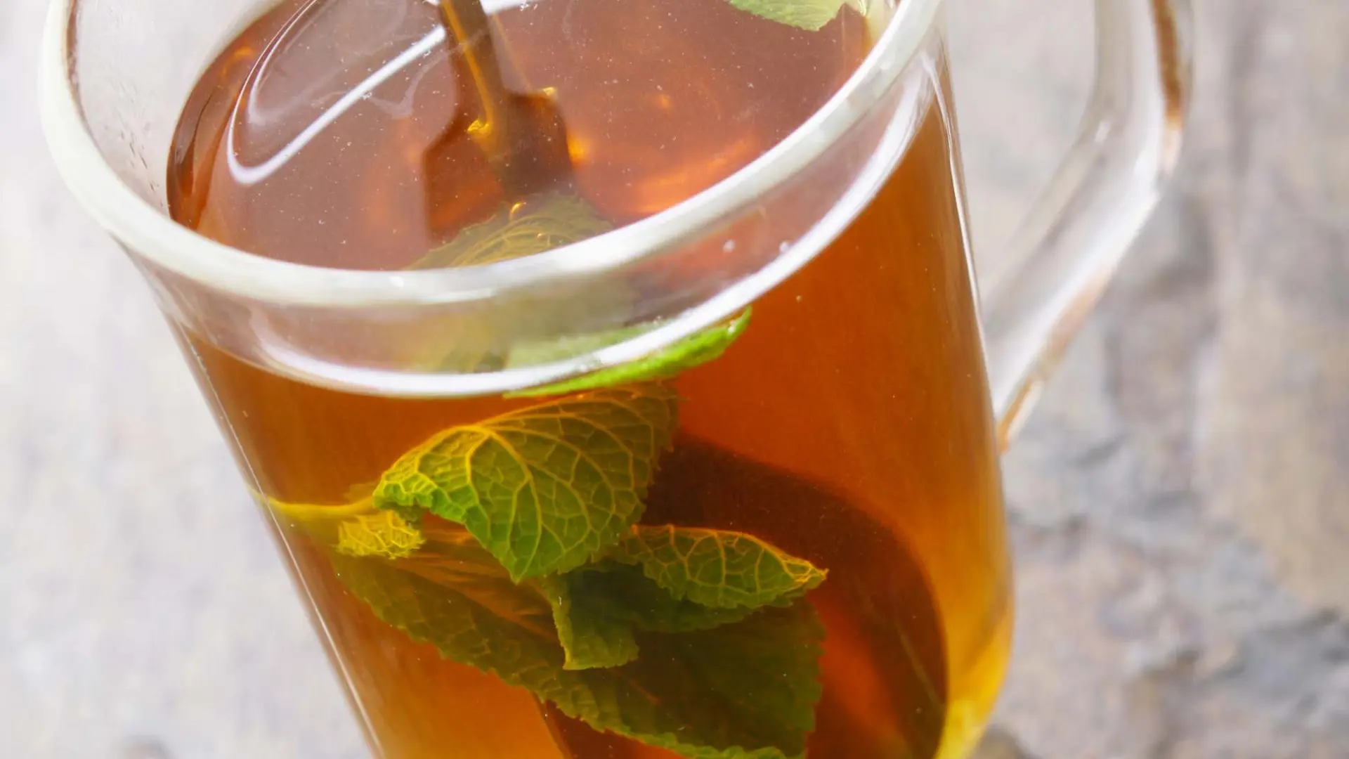 La mejor infusión para eliminar la hinchazón de barriga y dormir como un bebé