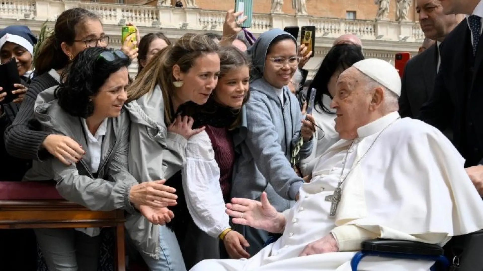 El papa francisco inicia la semana santa con un saludo en persona en la plaza de san pedro