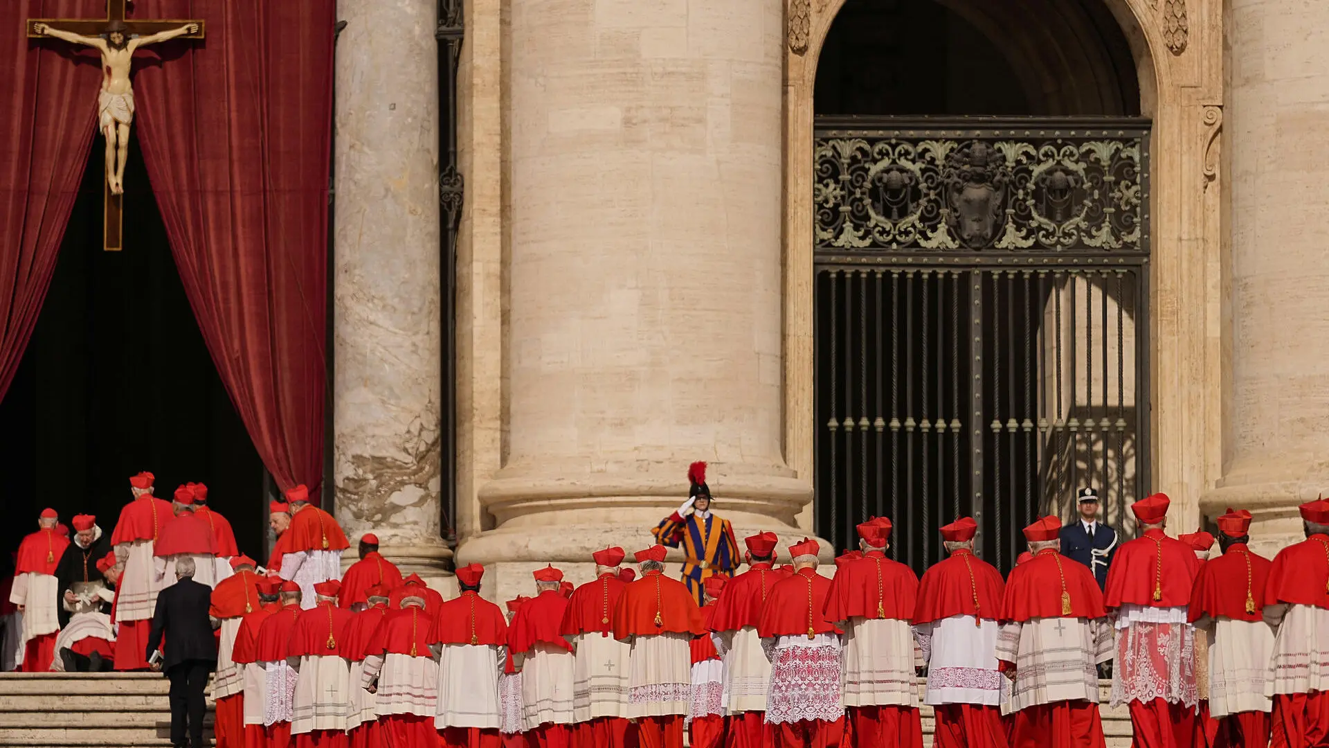 Quiénes tienen que firmar un contrato de confidencialidad por el cónclave para elegir nueva papa: de ascensoristas a ceremonieros