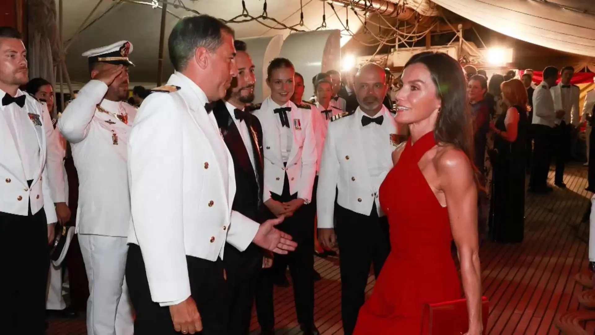 La reina Letizia y la princesa Leonor, en la recepción en el Buque Escuela “Juan Sebastián de Elcano”