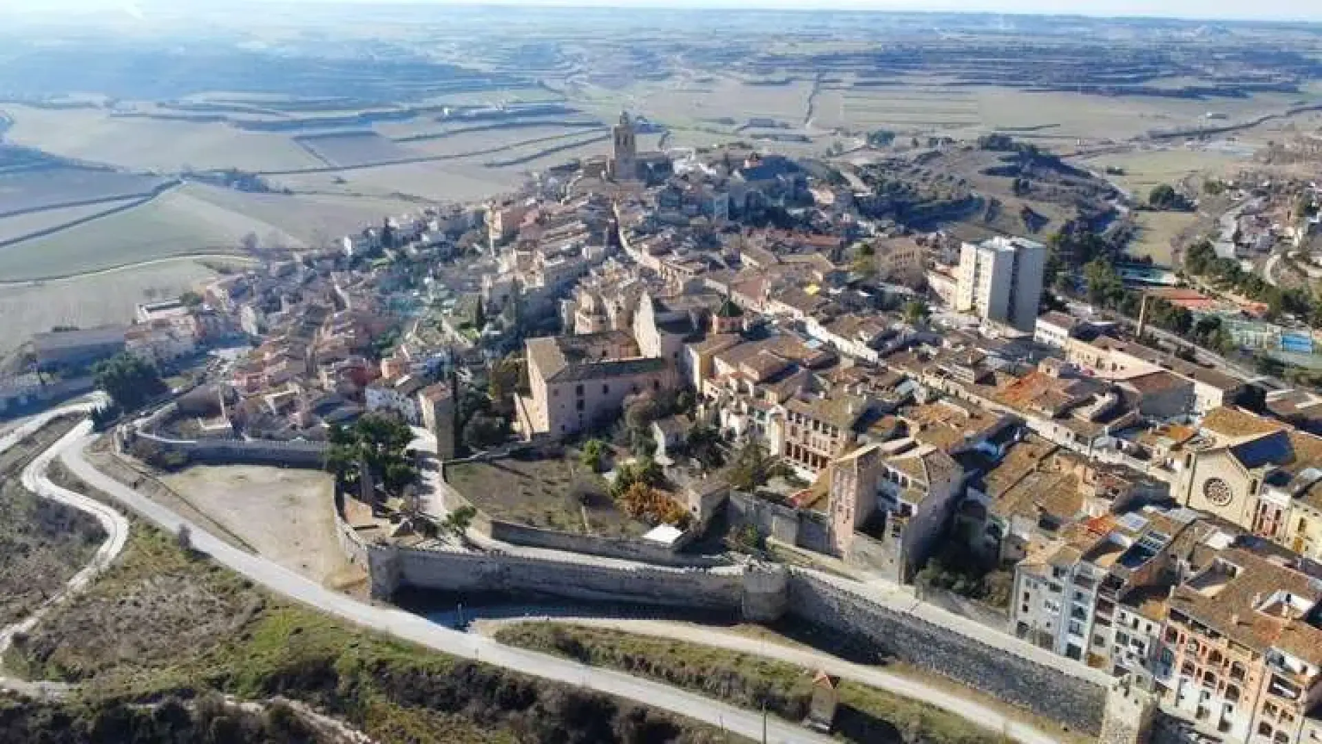 El pueblo amurallado a dos horas de zaragoza que entusiasma al piloto marc márquez