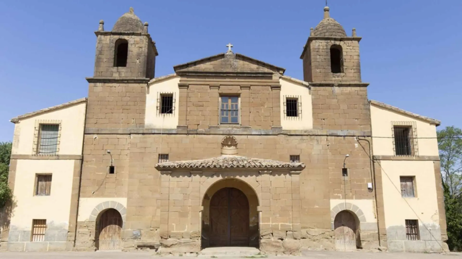 El convento de un pueblo pequeño de huesca que es el único monumento de estilo colonial en aragón