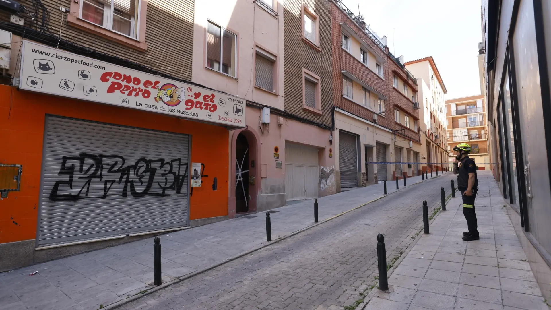 Desalojado un edificio de tres plantas por peligro de derrumbe en el barrio de torrero en zaragoza