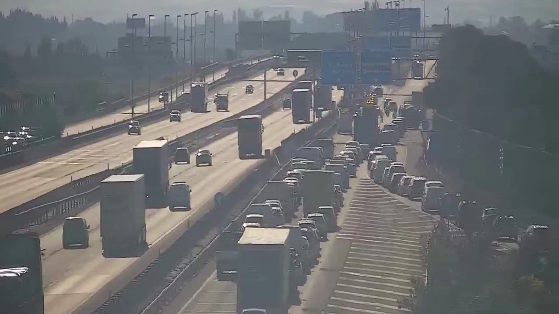Un accidente de tráfico con seis vehículos en zaragoza causa retenciones en la a-2