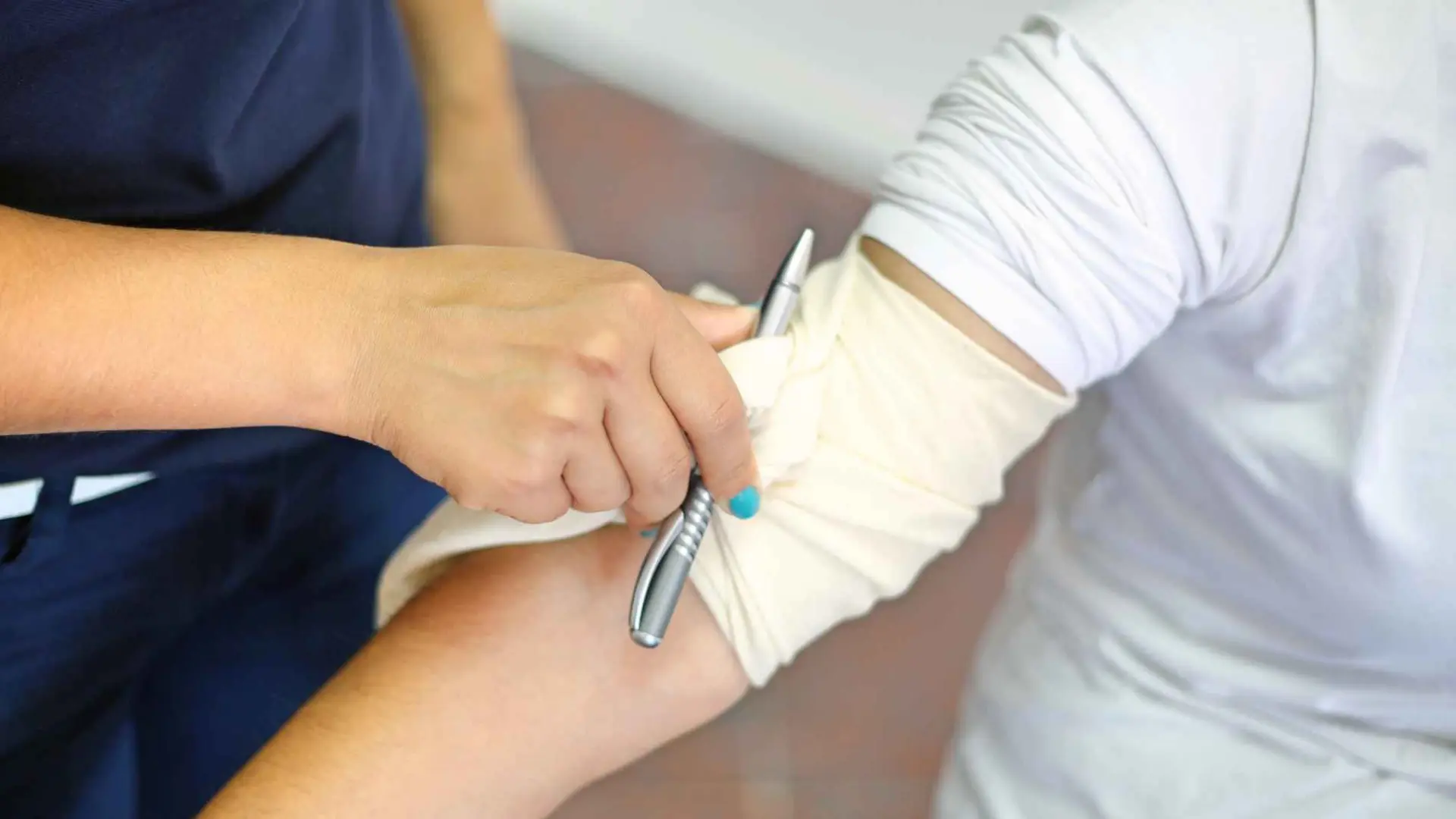 Cómo hacer un torniquete como el que le han hecho al herido en el atropello del tranvía en zaragoza