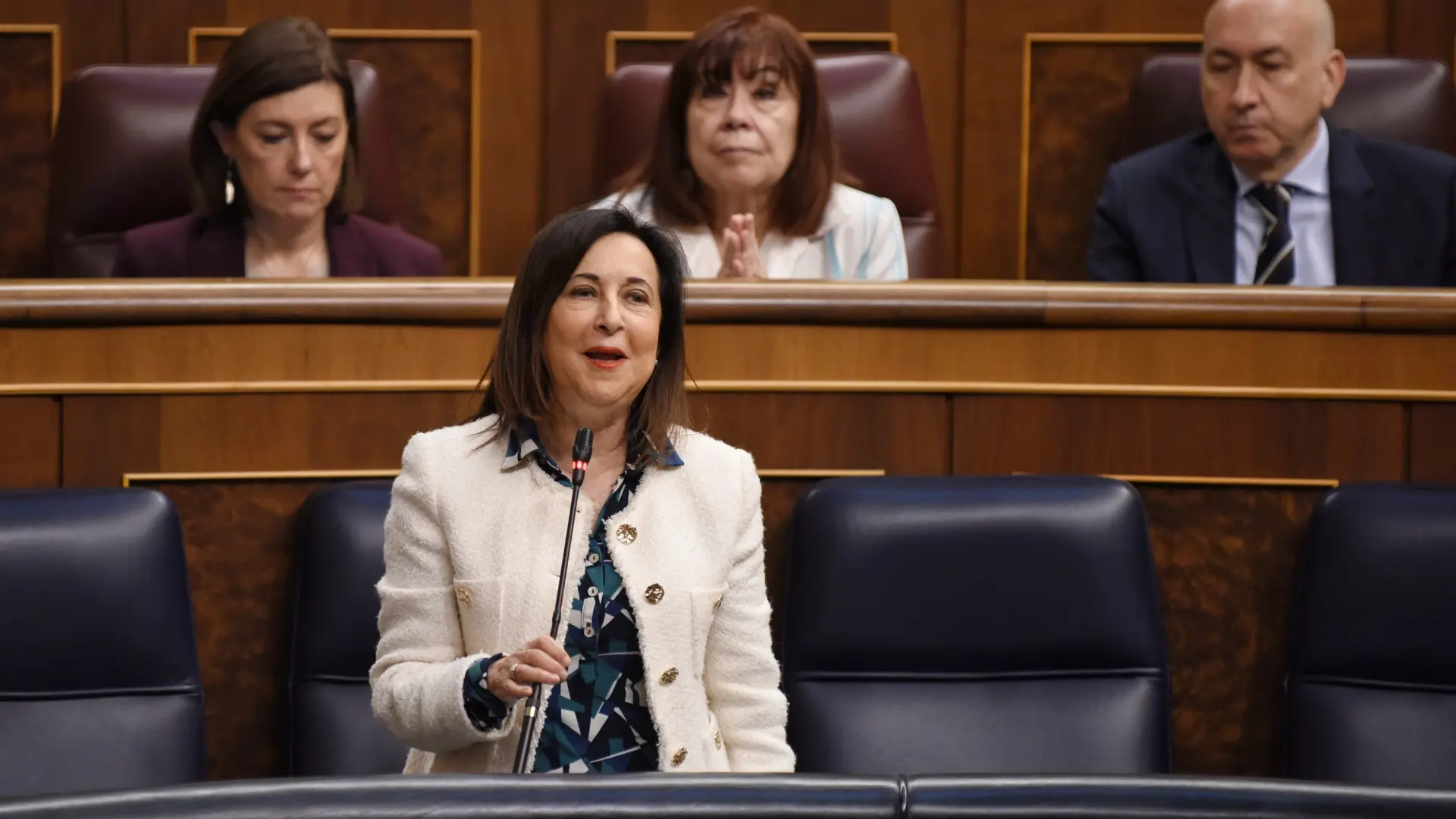 Margarita robles presume de currículum ante críticas del pp por no dimitir por los wasaps de sánchez