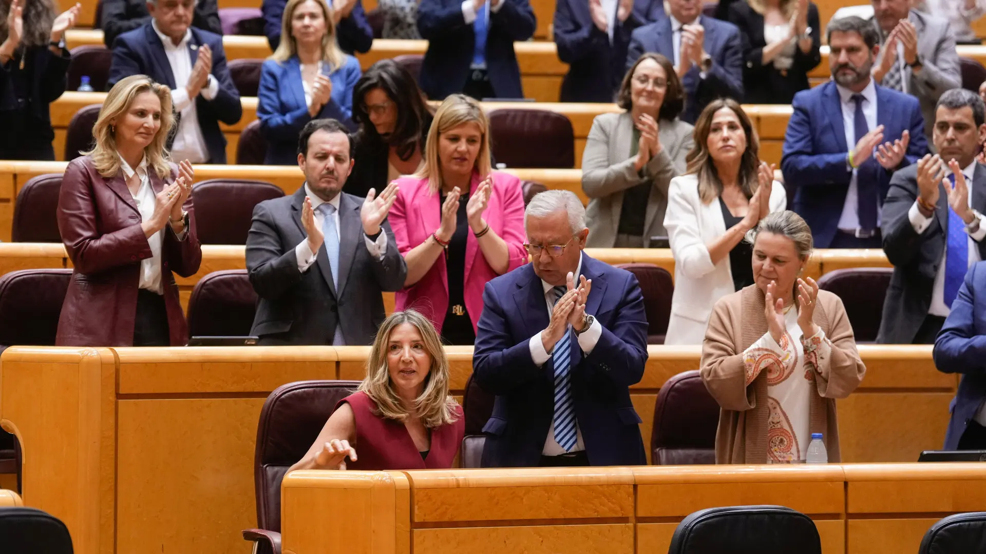 El senado despide a dos trabajadores por una 