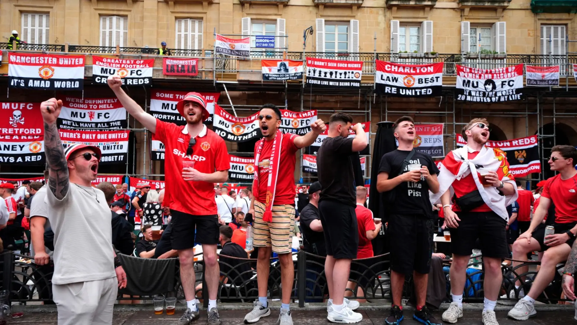 Un anciano impide a bastonazos que dos hinchas británicos suban a su balcón