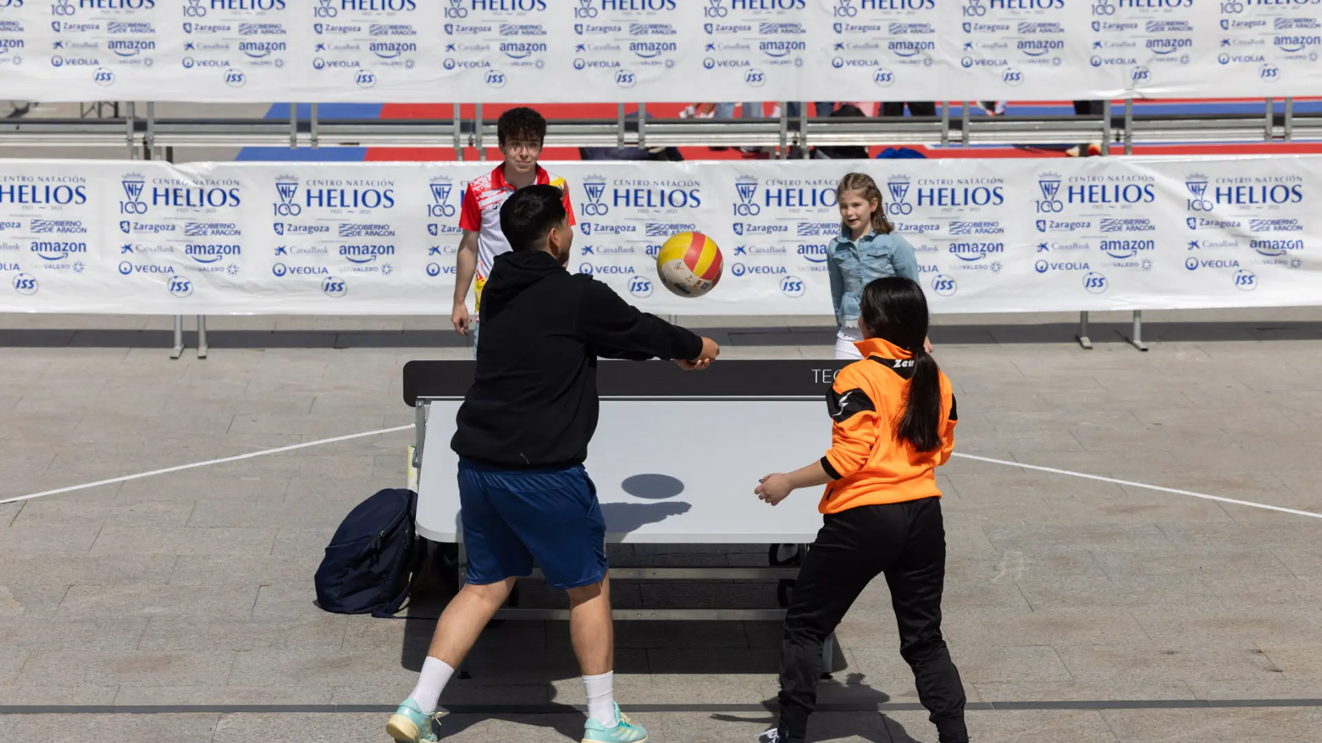 El Deporte Azul de Helios colorea la plaza del Pilar de Zaragoza