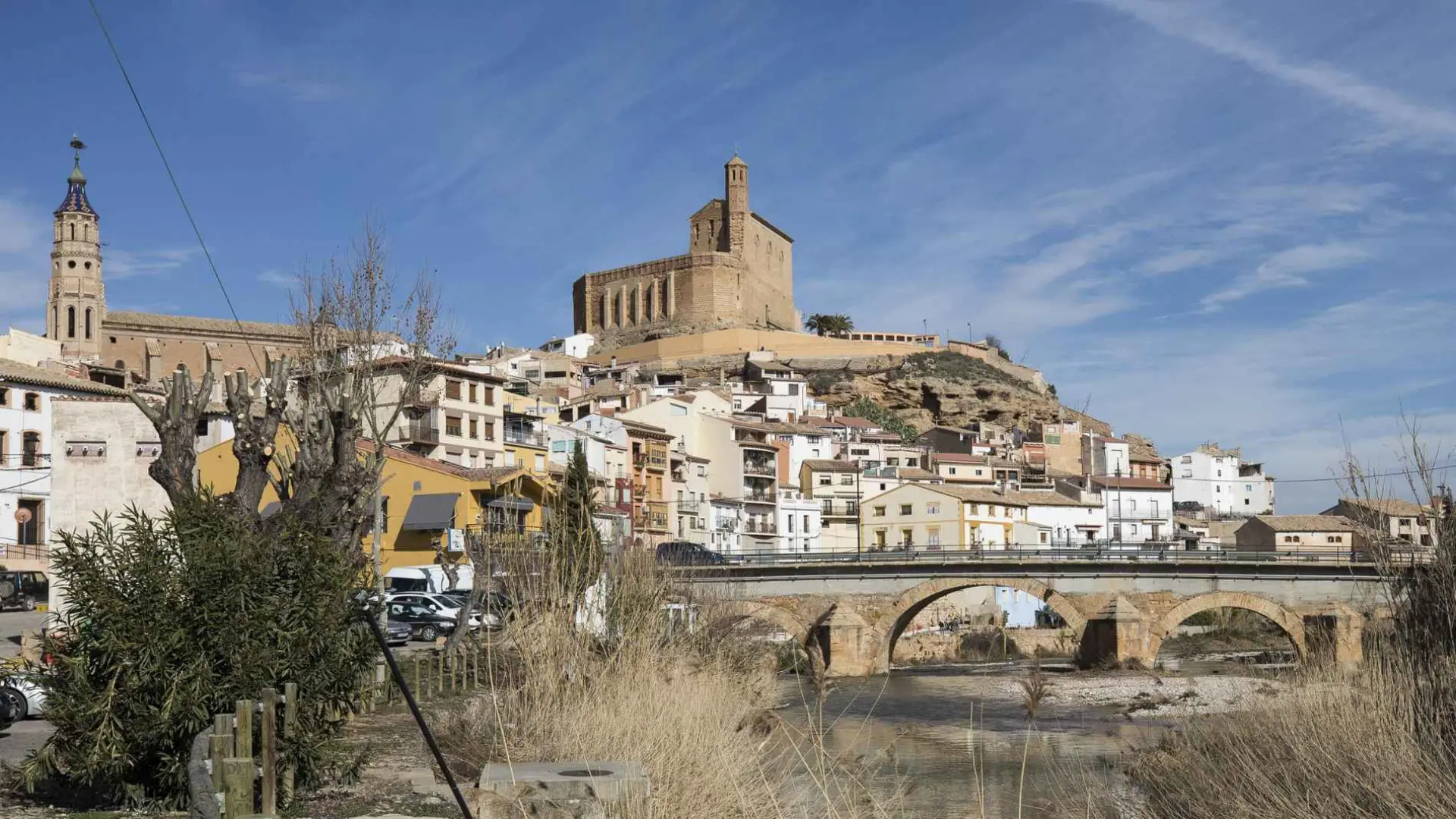 El pueblo de película en teruel con un impresionante castillo palacio rodeado de gargantas