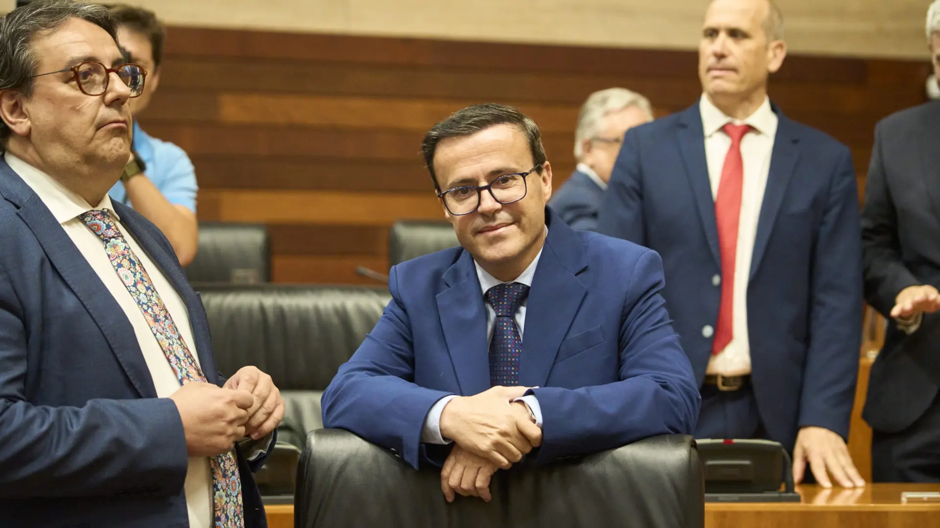 Miguel ángel gallardo toma posesión de su escaño en extremadura en un pleno rodeado de expectación