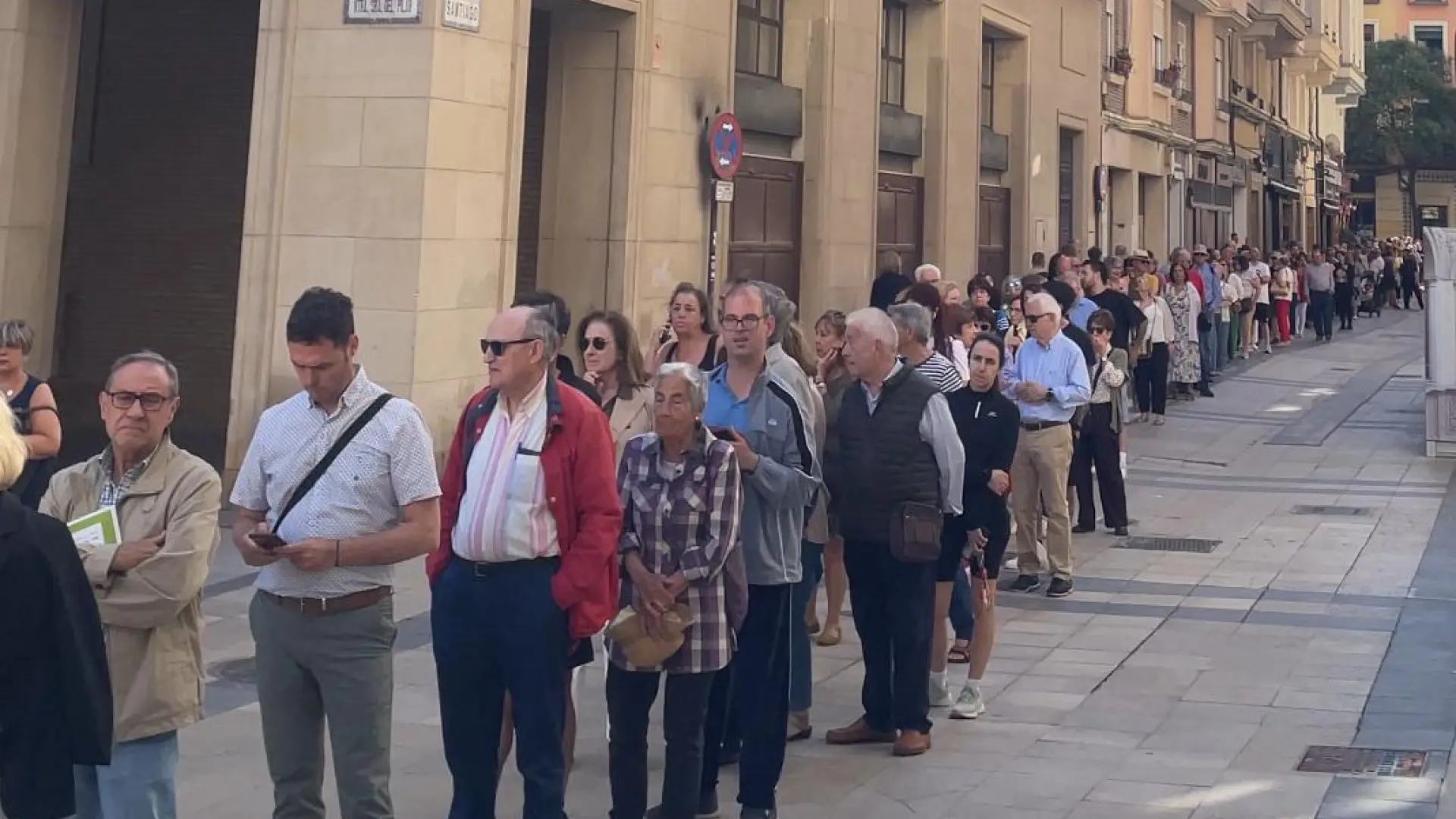 Impresionante fila para conseguir las entradas gratuitas del histórico concierto en la basílica del pilar