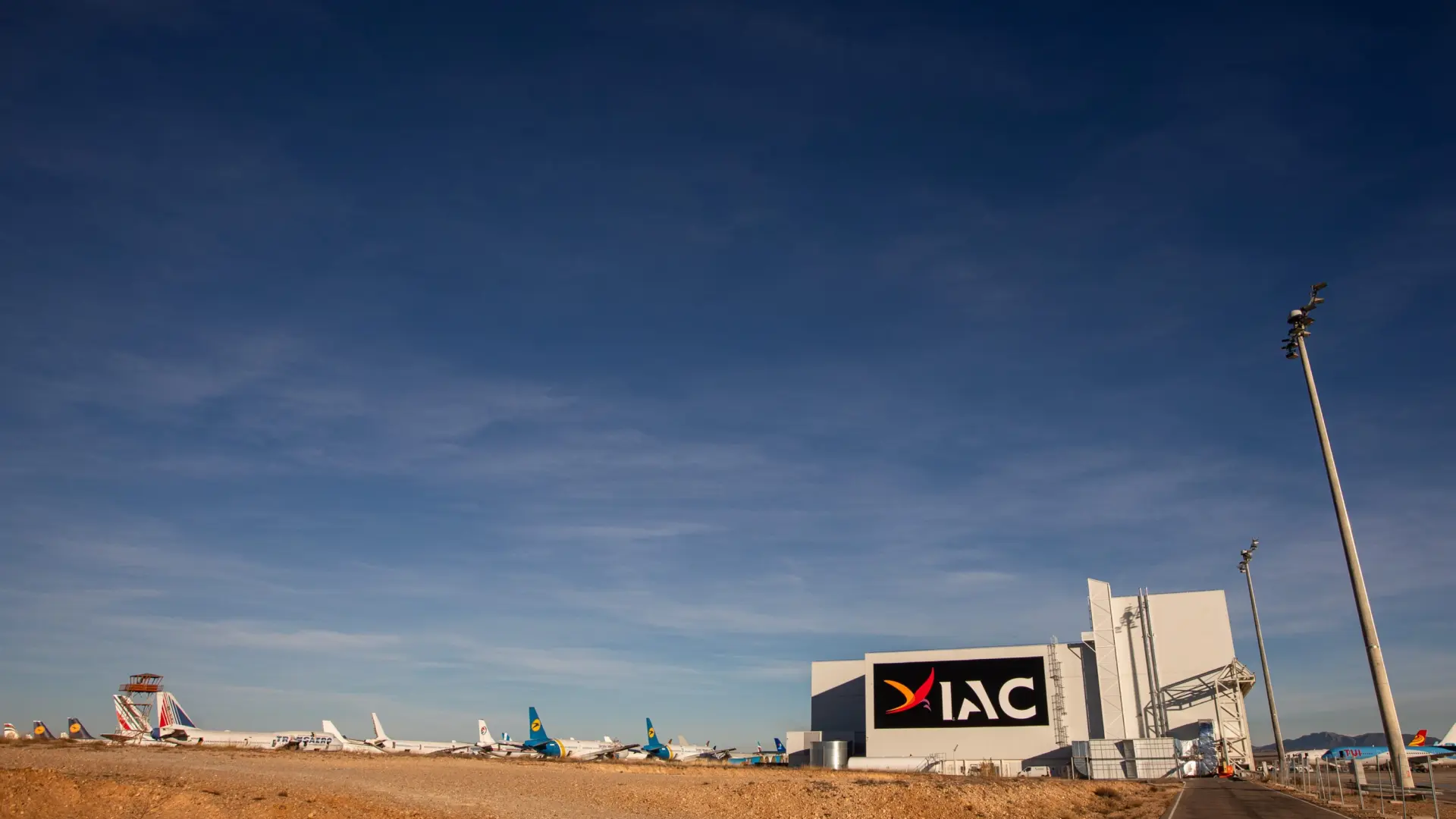 El aeropuerto de teruel adjudica a iac suelo para su segundo hangar de pintura tras 6 meses de dudas