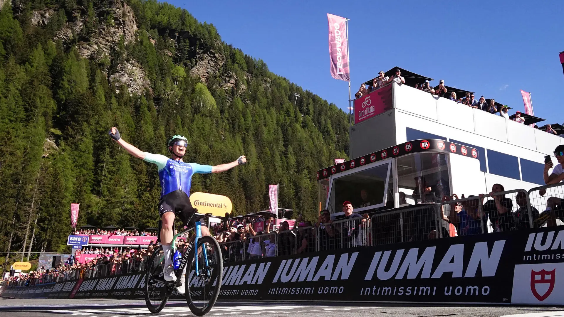 Prodhomme se estrena en champoluc y del toro se jugará la maglia rosa con carapaz