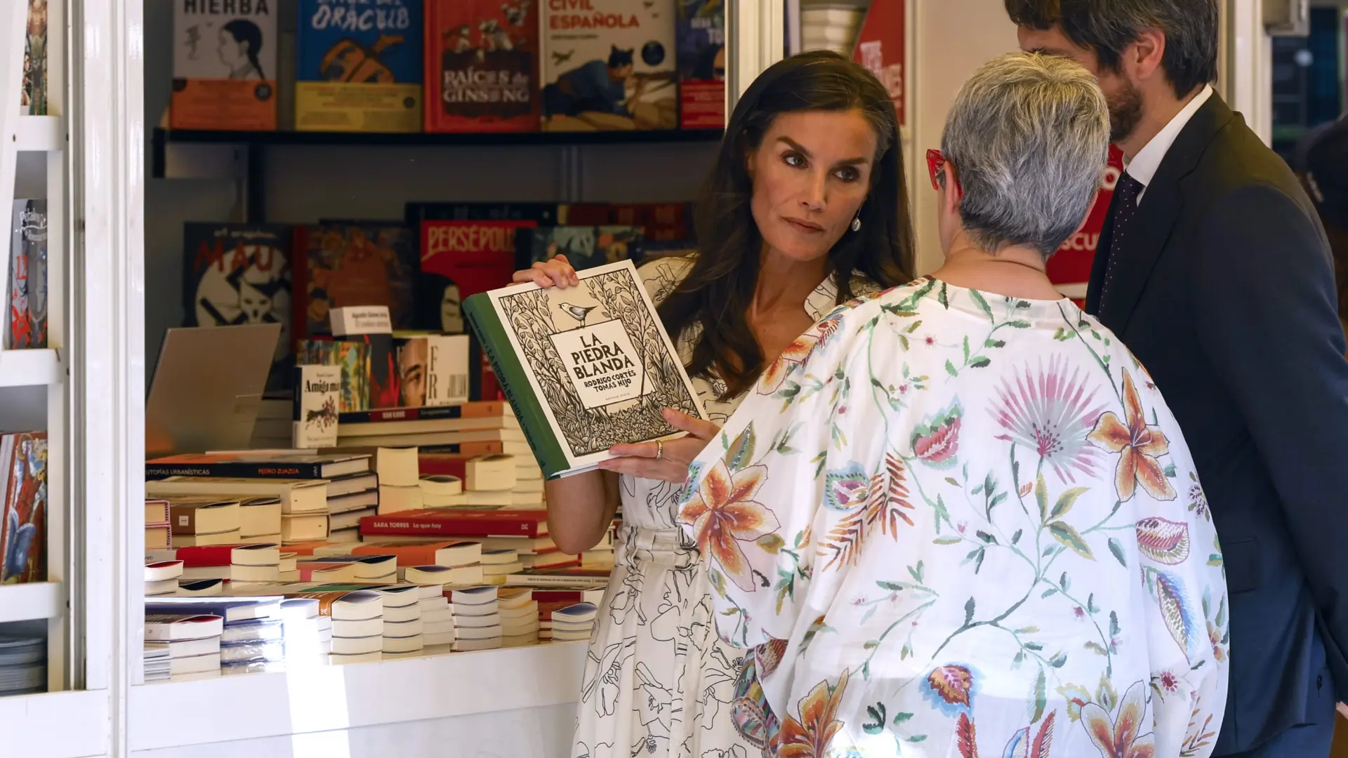 Qué libros ha elegido la reina letizia en la feria del libro de madrid