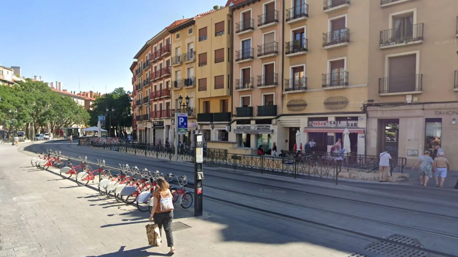 Vuelan las sillas y las botellas durante una riña multitudinaria con un herido grave en zaragoza