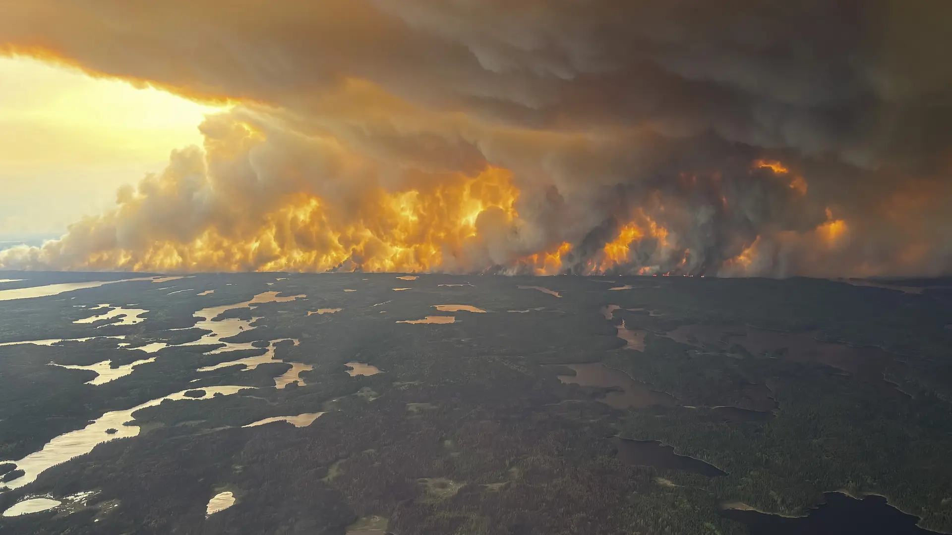 Unas 17. 000 personas evacuadas en el centro de canadá por los incendios forestales