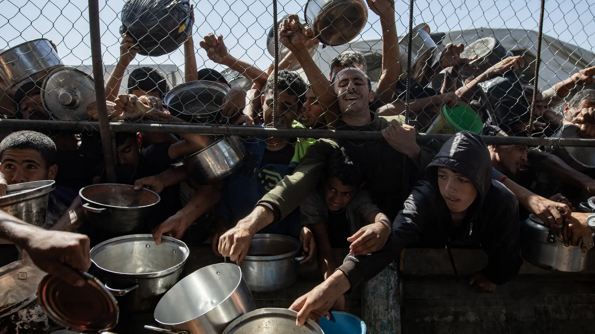 Los asaltos a los camiones con ayuda en gaza se extienden entre una población desesperada