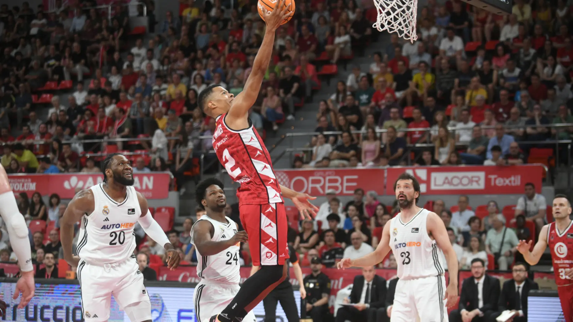 El madrid gana con suma facilidad al casademont (89-104) en la despedida de la temporada
