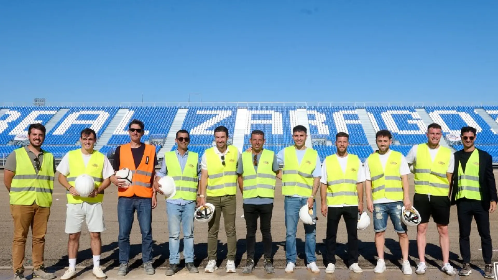 Así fue la visita de la plantilla del real zaragoza a las obras del estadio modular