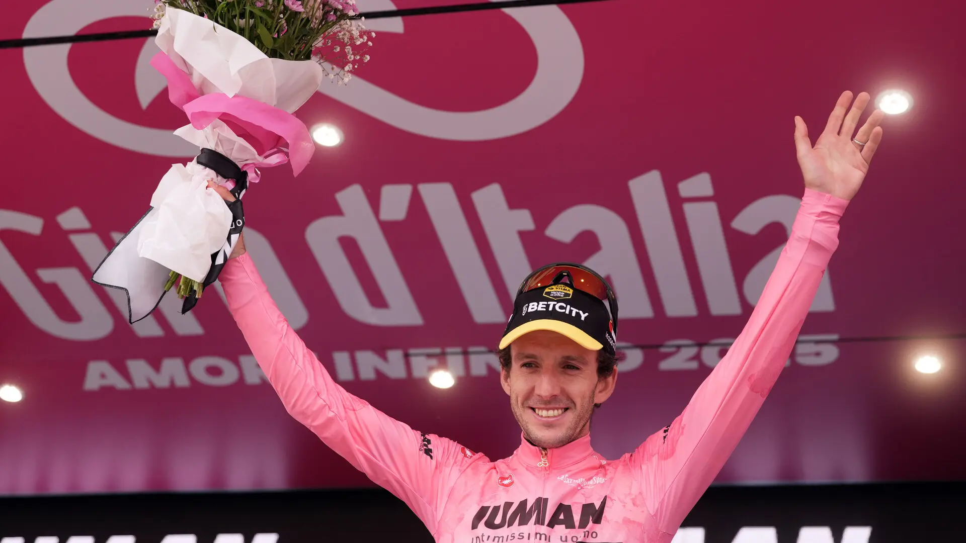 Hazaña histórica de simon yates, virtual ganador del giro, y debacle de del toro