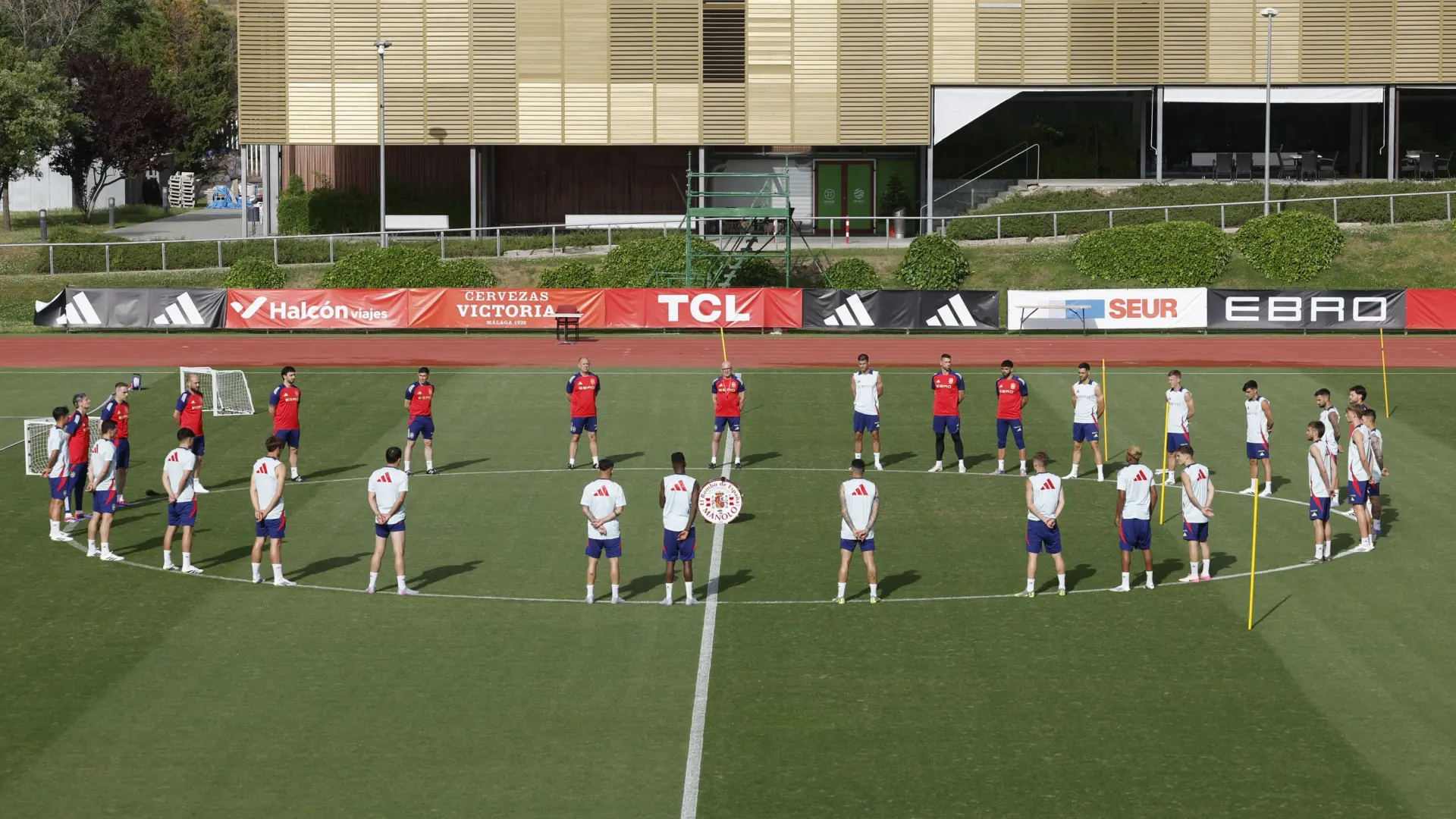 La selección española guarda un minuto de silencio por manolo 'el del bombo' y josé ángel de la casa