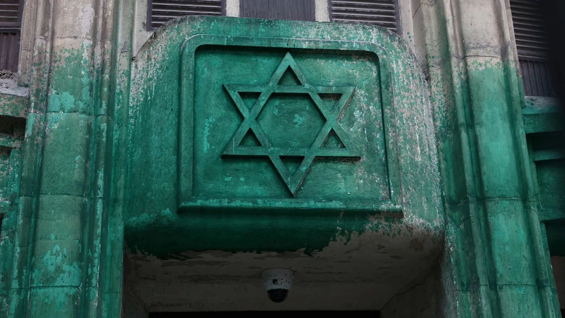 Vandalizan con pintura verde el memorial del holocausto de parís y dos sinagogas