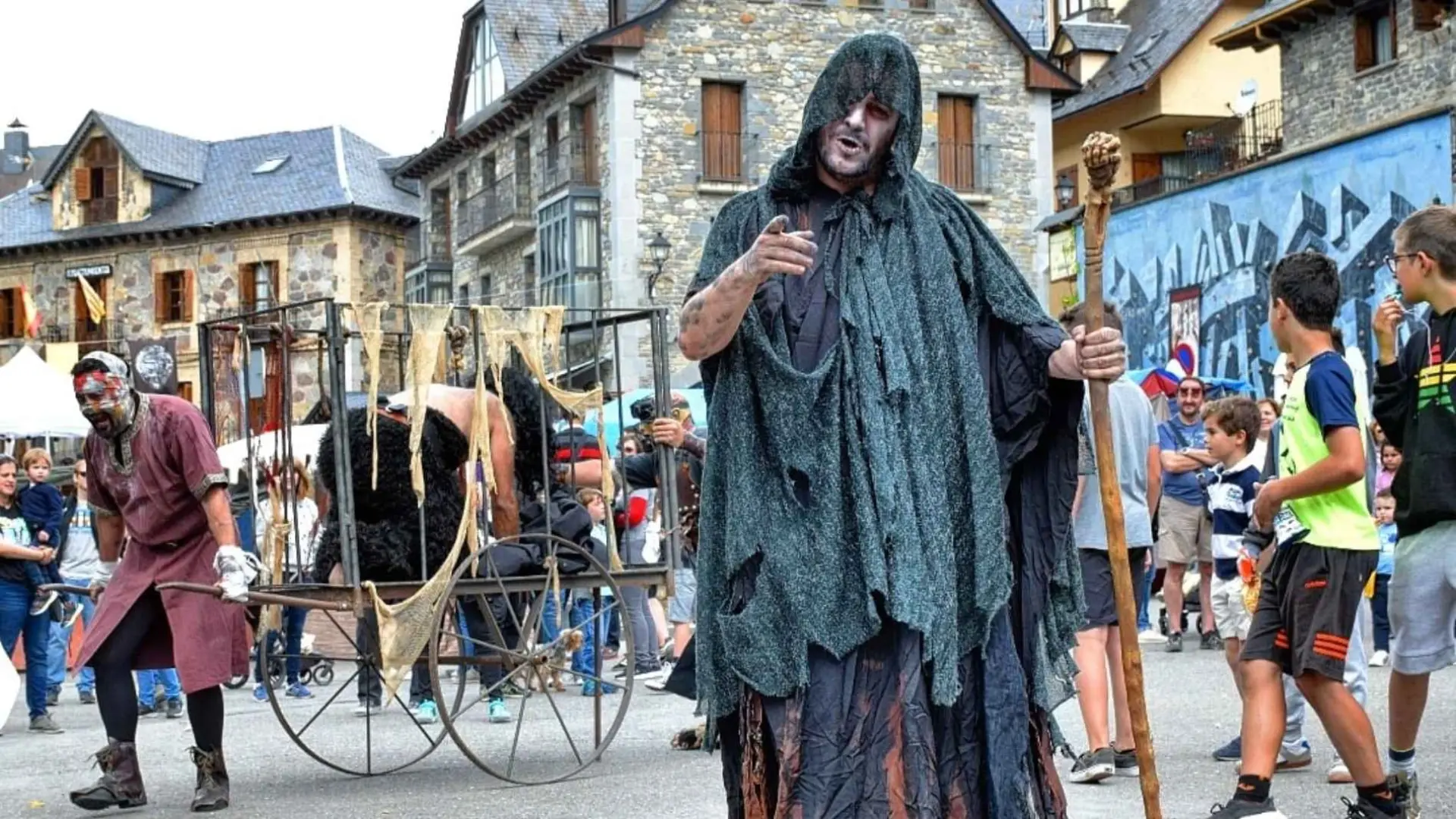 El pueblo de Huesca que se llena de brujas, mitos y leyendas: una experiencia mágica en el Valle de Tena