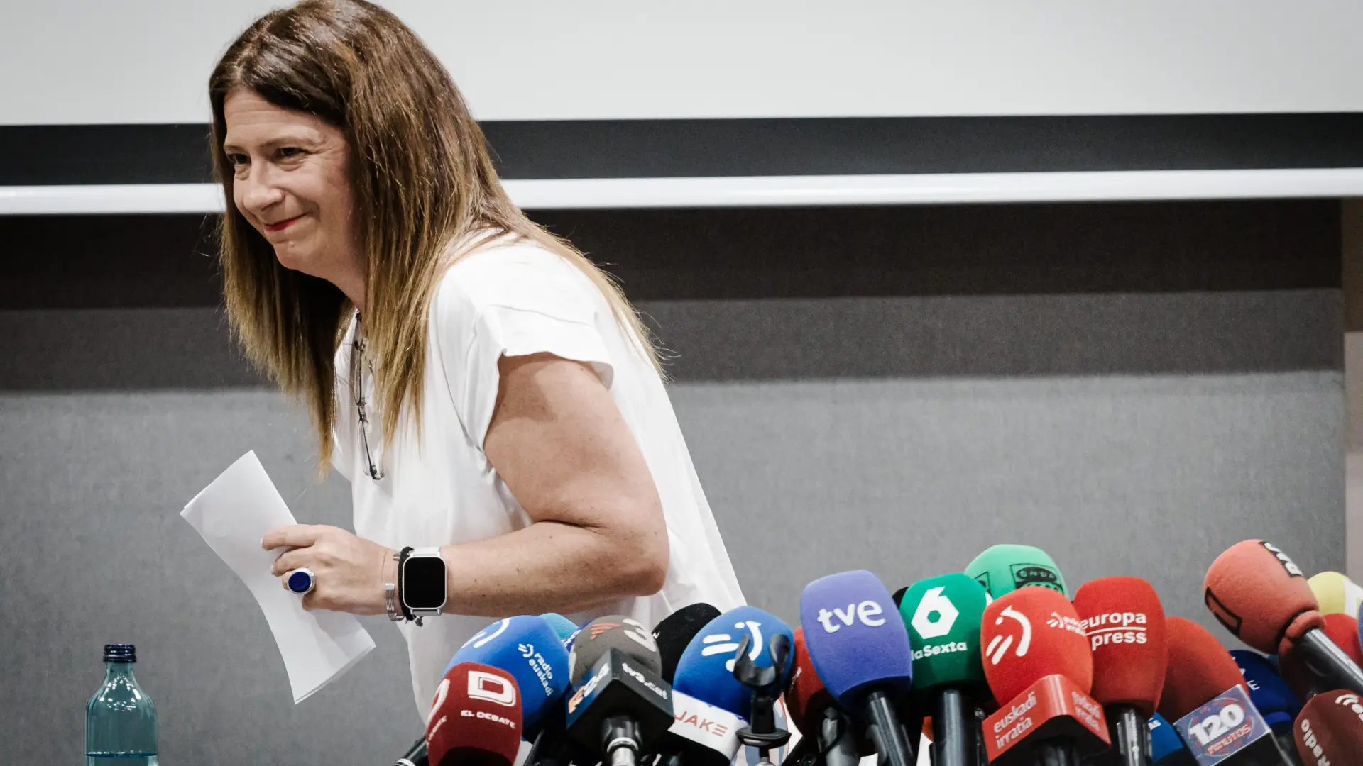 El psoe se aparta formalmente de leire díez pero se sirve de ella para declararse víctima de
