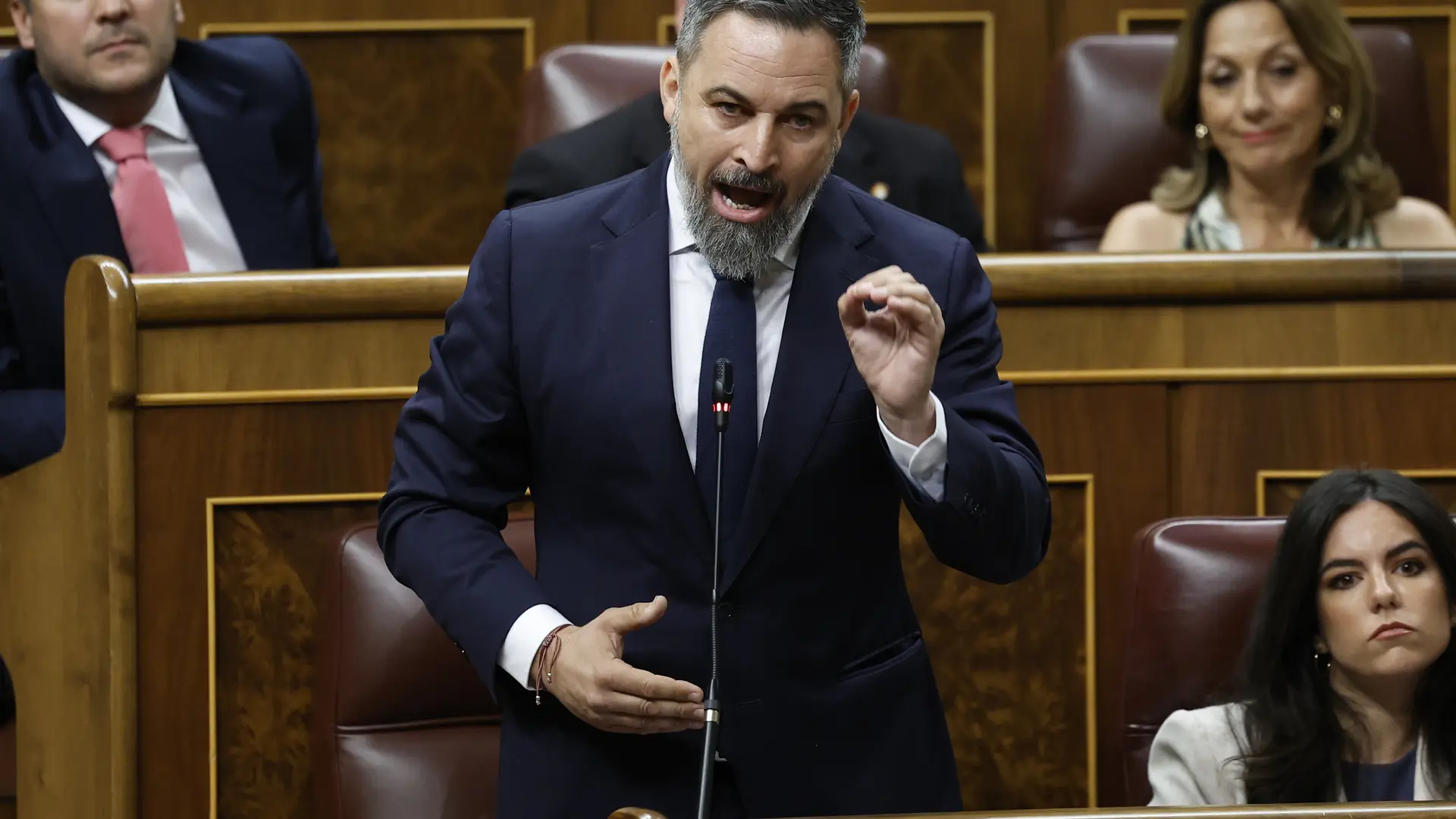 Abascal llama "indecente, corrupto y traidor" a Sánchez y se va del Congreso sin escucharle