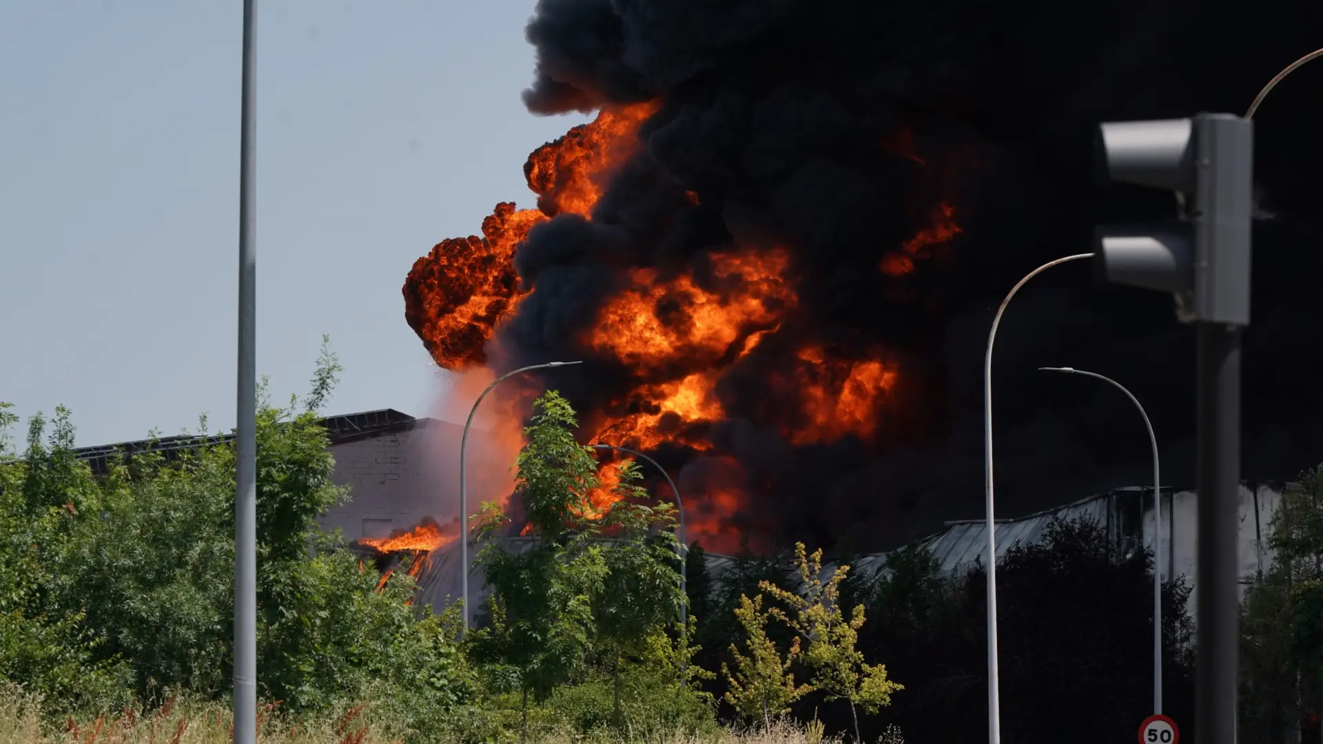 Incendio en Vitoria: Confinan barrios cercanos y bomberos trabajan para controlar la situación