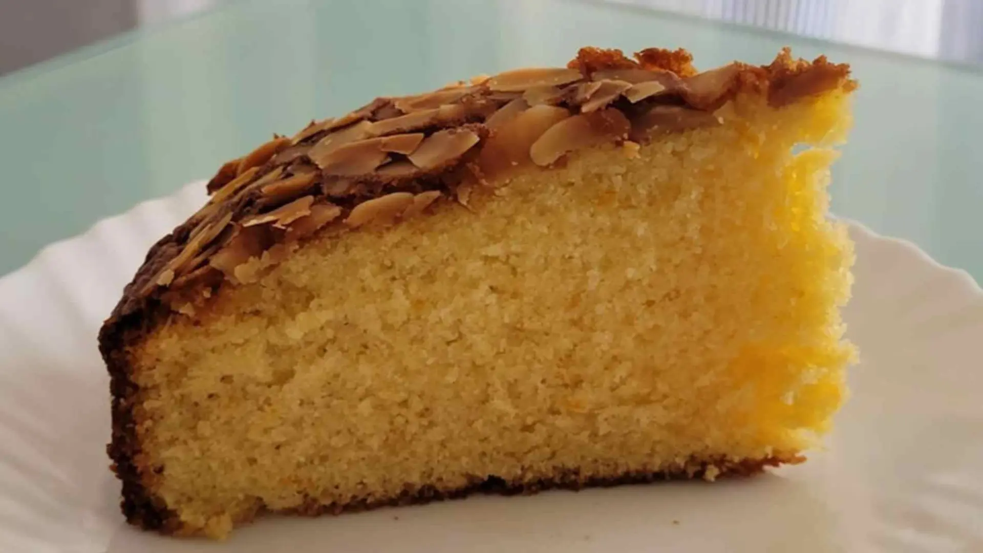 La receta de bizcocho de naranja y almendra laminada más esponjosa: ideal para desayunar o merendar este otoño