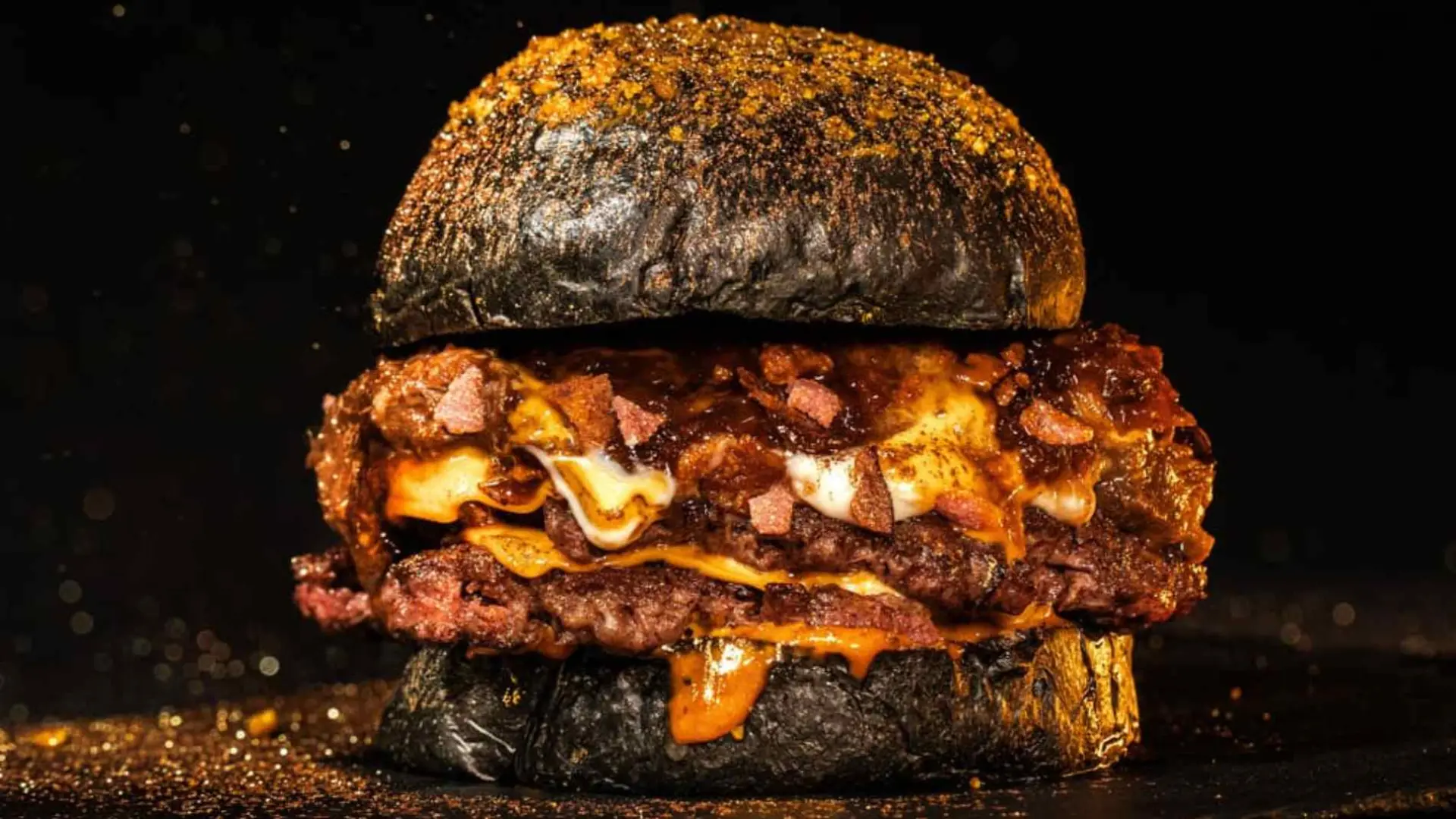 La hamburguesa con oro comestible regresa a Zaragoza con una receta mejorada: una delicia con carne de chuletón 'smash'